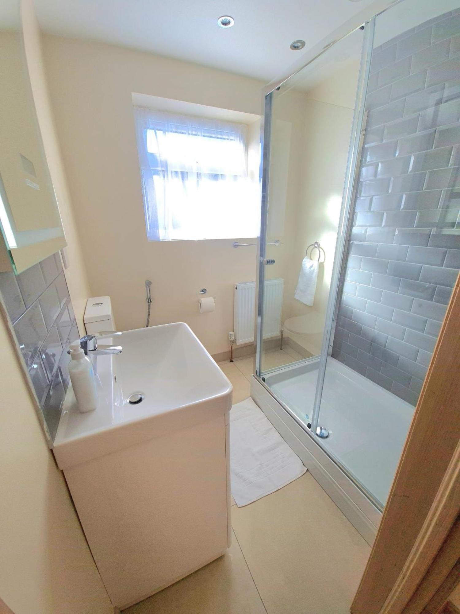 London Luxury 2 Bedroom Flat Sleeps 8 free parking view 4