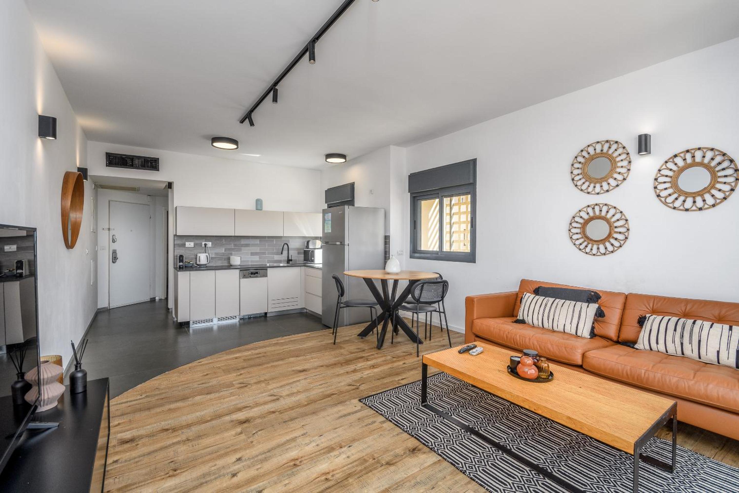 Modern & Sunny 1 BDR w balcony and parking view 4