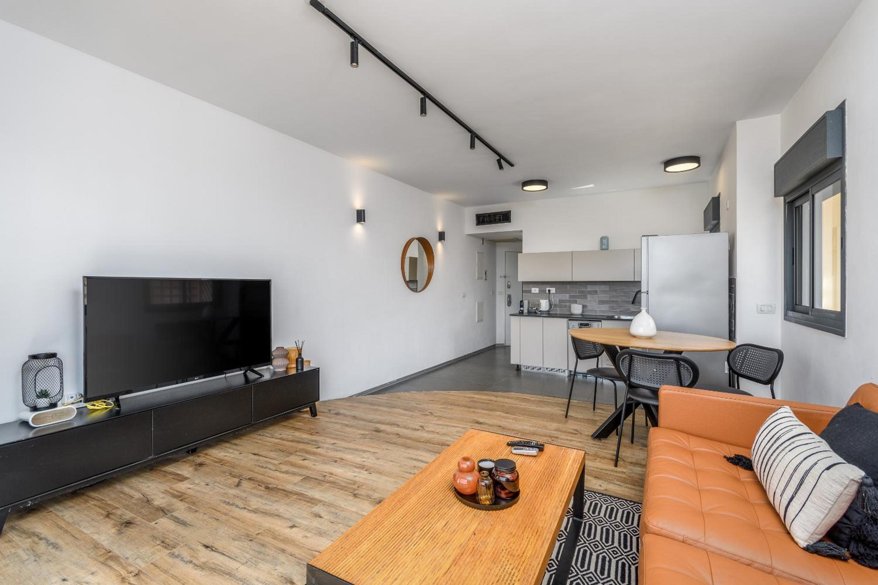 Modern & Sunny 1 BDR w balcony and parking view 3
