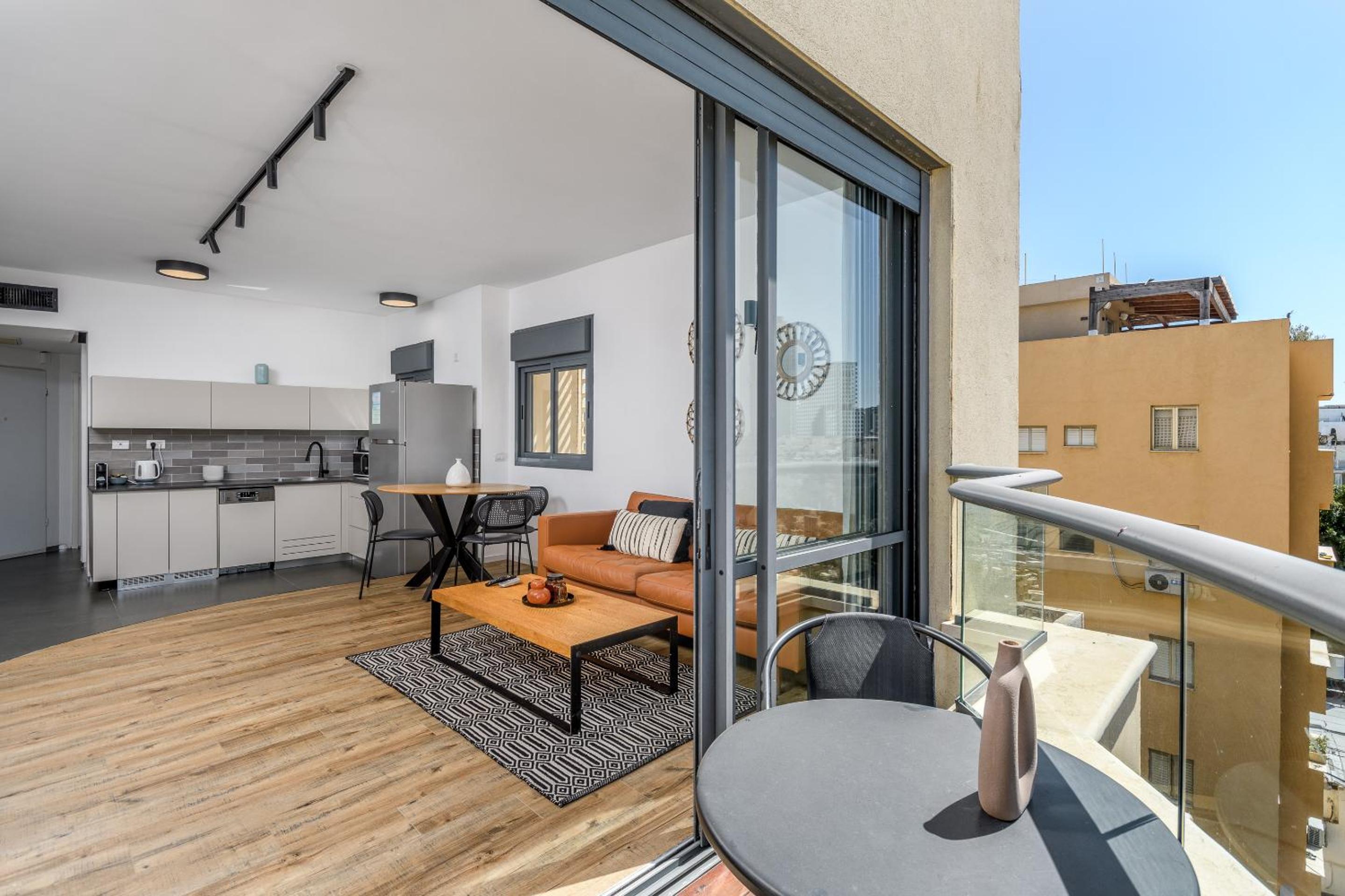 Modern & Sunny 1 BDR w balcony and parking view 5