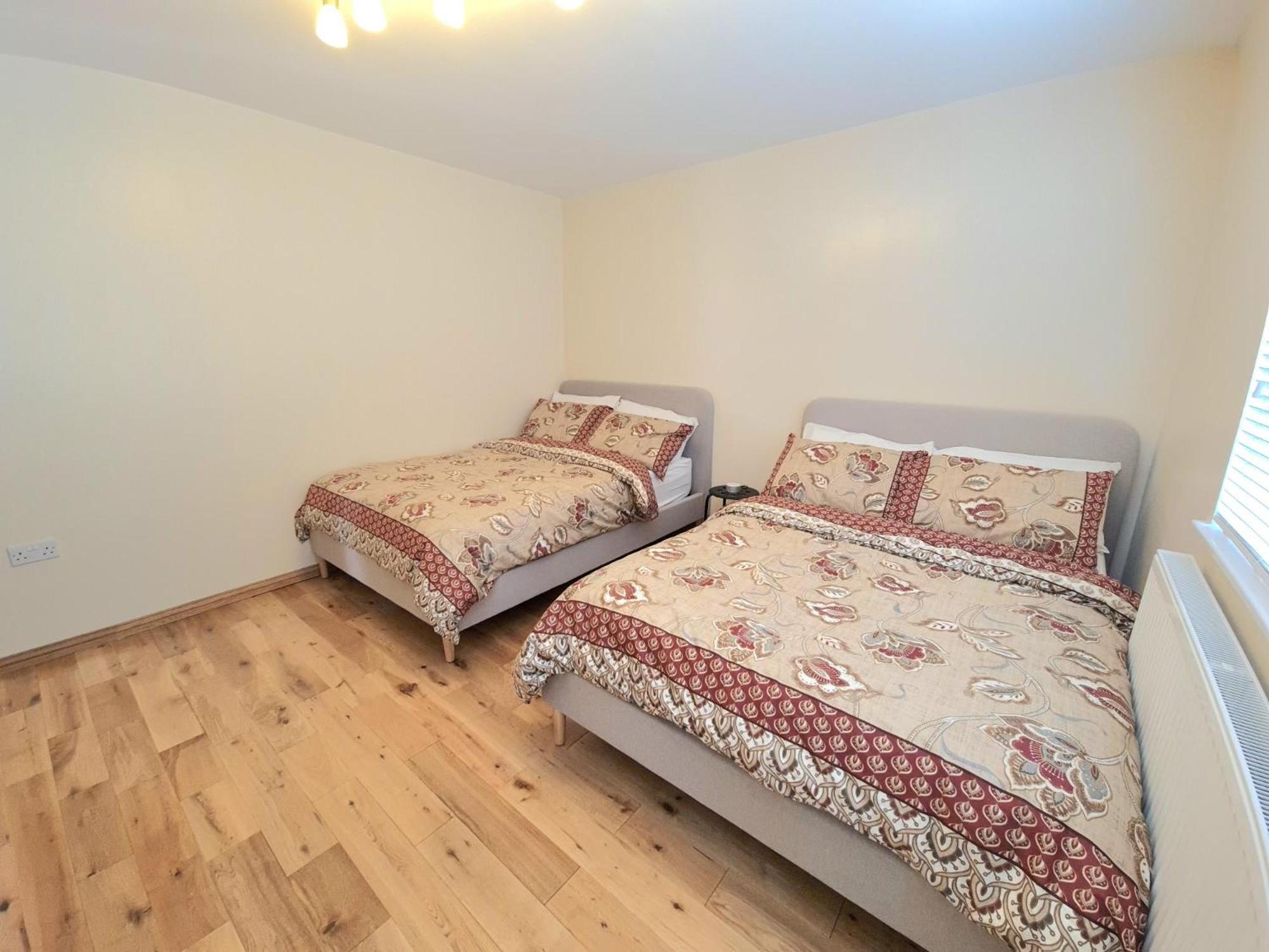 London Luxury 2 Bedroom Flat Sleeps 8 free parking view 3