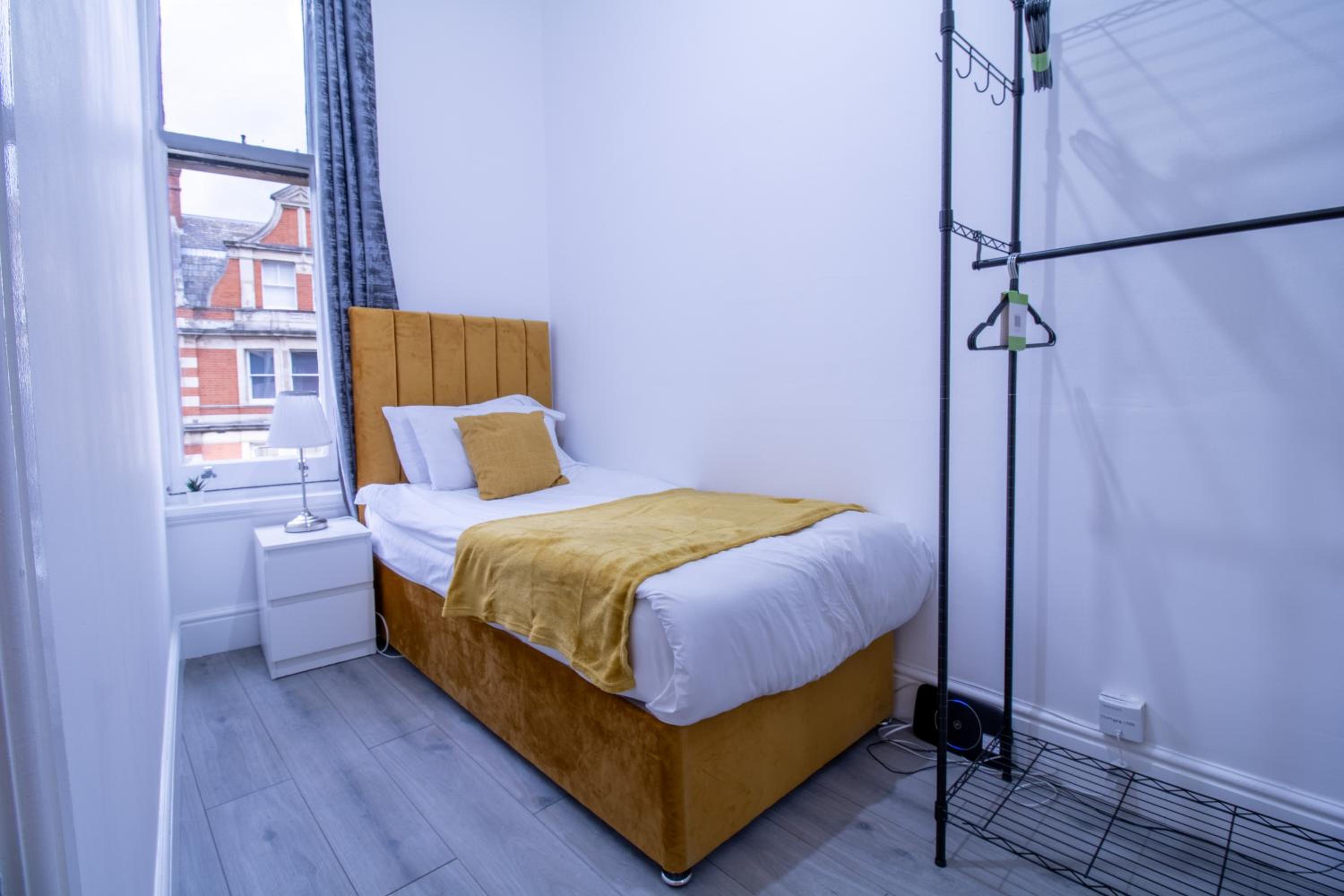 Spacious 3-Bedroom Residence in Exclusive Mayfair 7GC