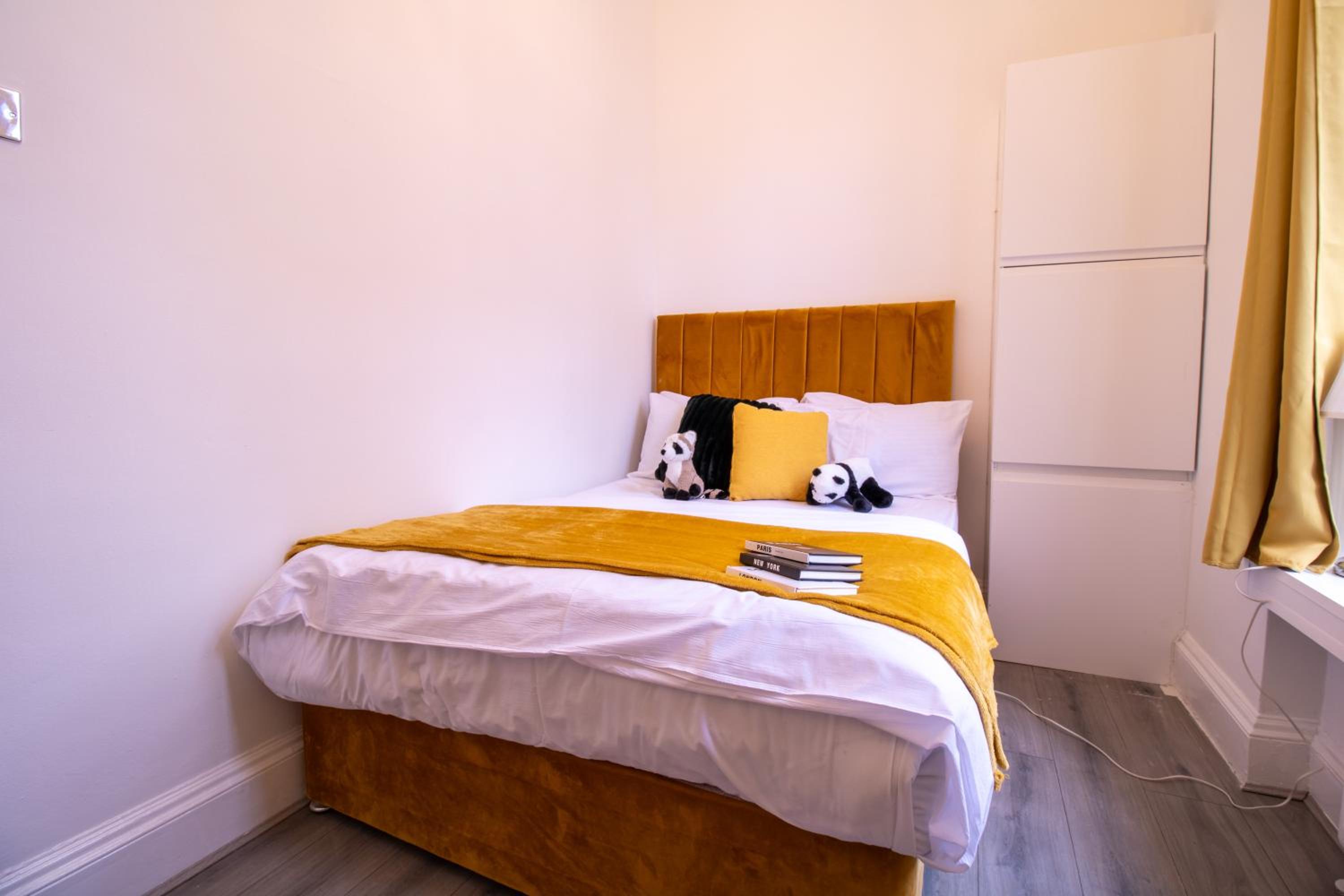Spacious 3-Bedroom Residence in Exclusive Mayfair 7GC