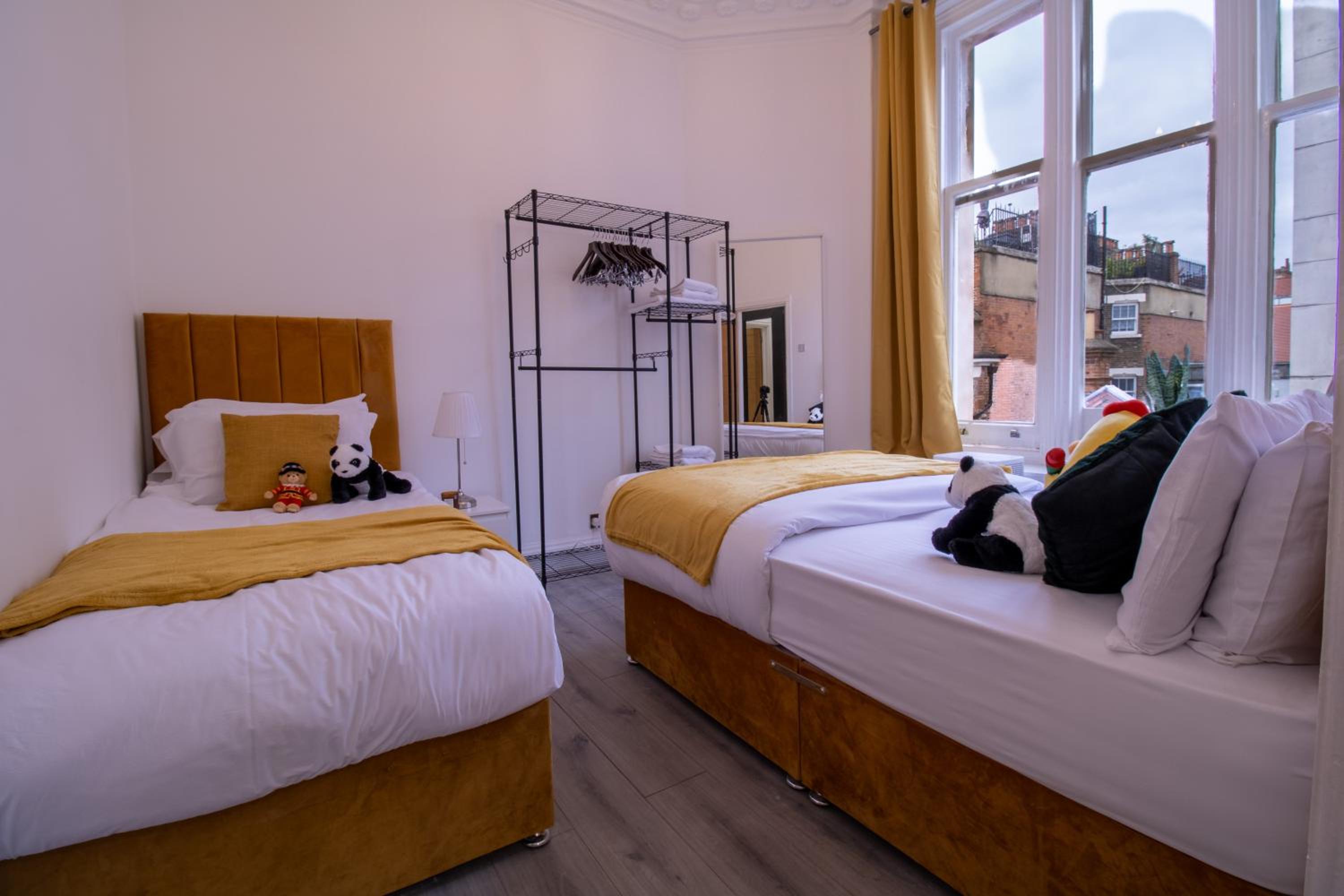 Spacious 3-Bedroom Residence in Exclusive Mayfair 7GC