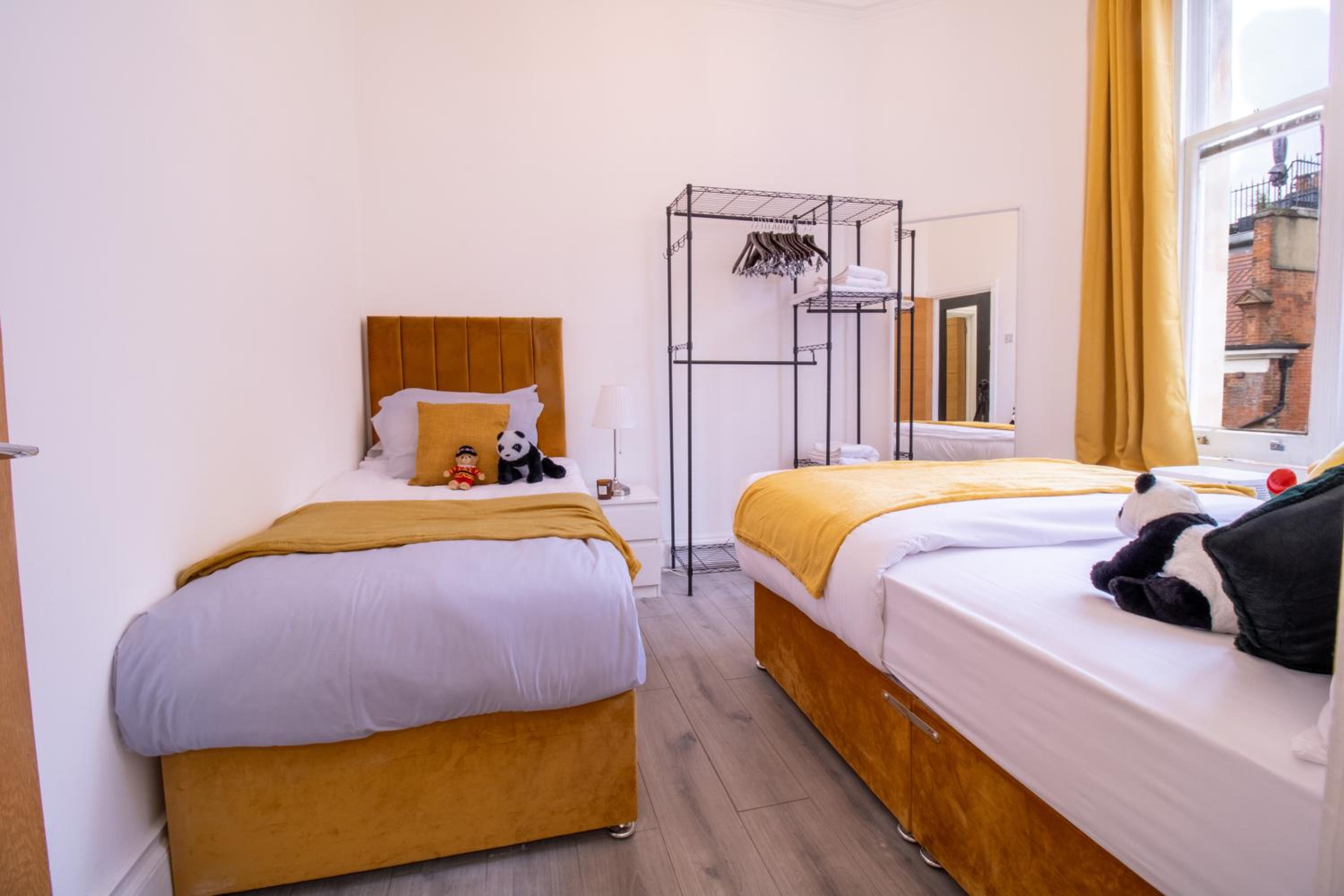 Spacious 3-Bedroom Residence in Exclusive Mayfair 7GC