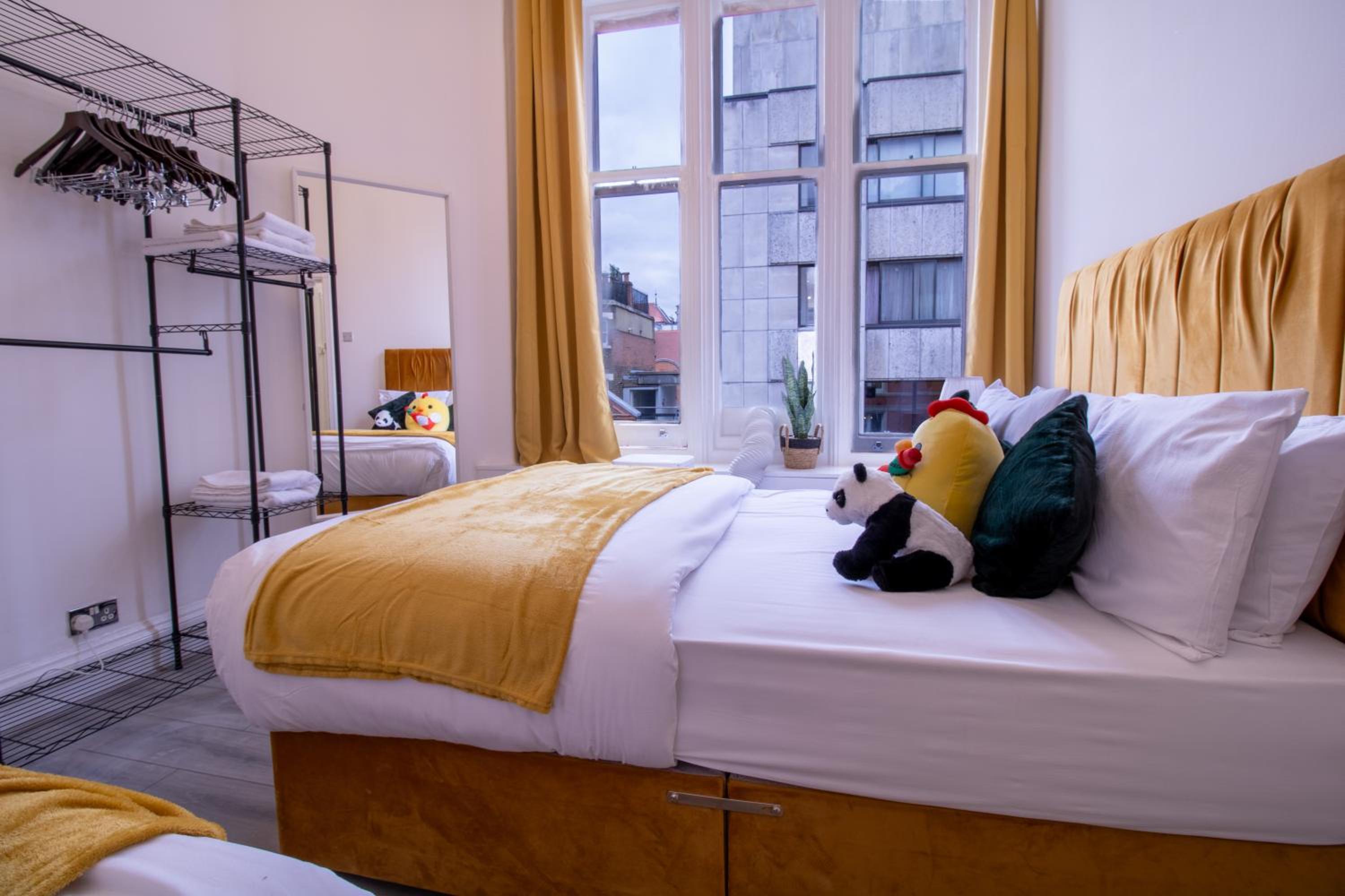Spacious 3-Bedroom Residence in Exclusive Mayfair 7GC