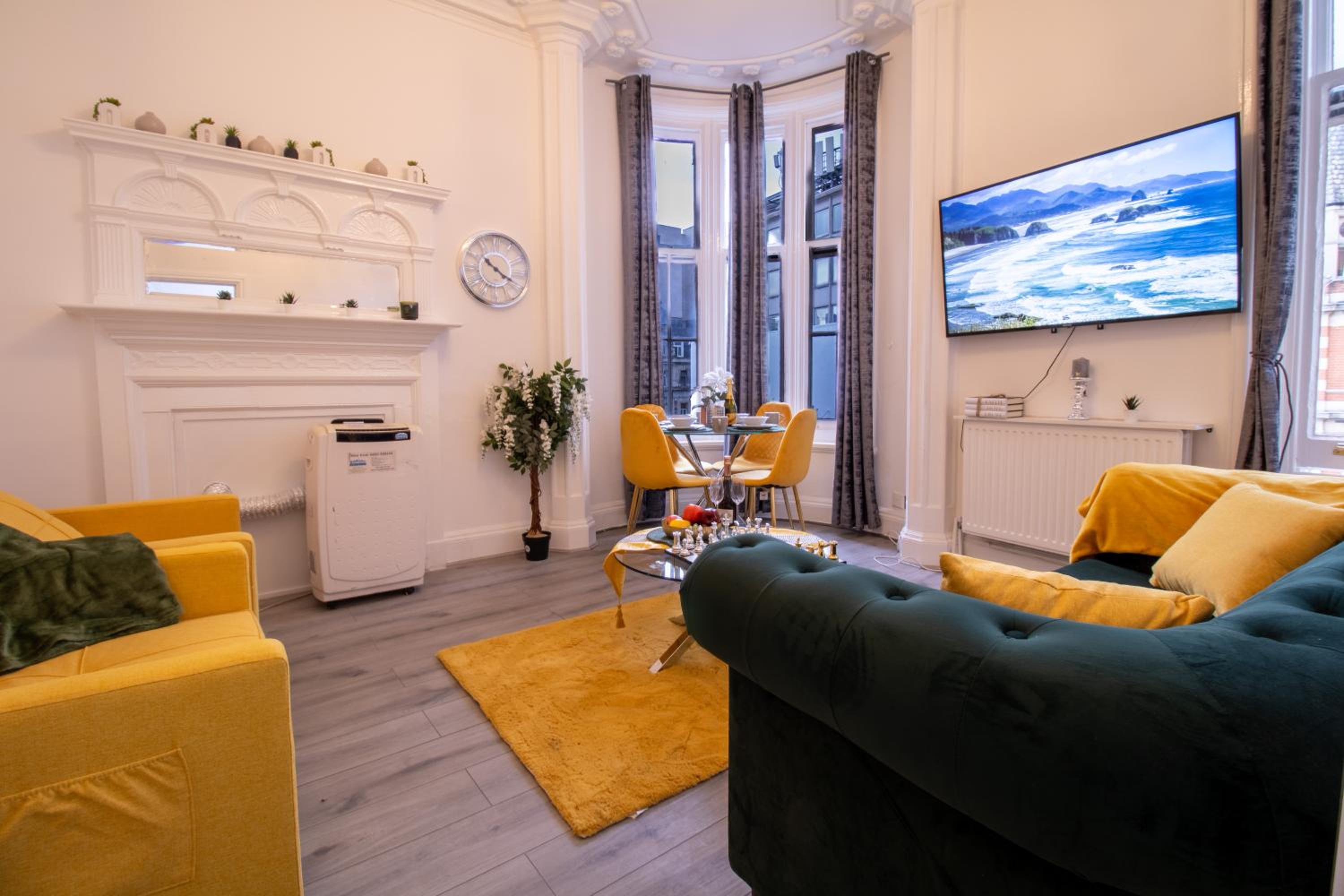 Spacious 3-Bedroom Residence in Exclusive Mayfair 7GC