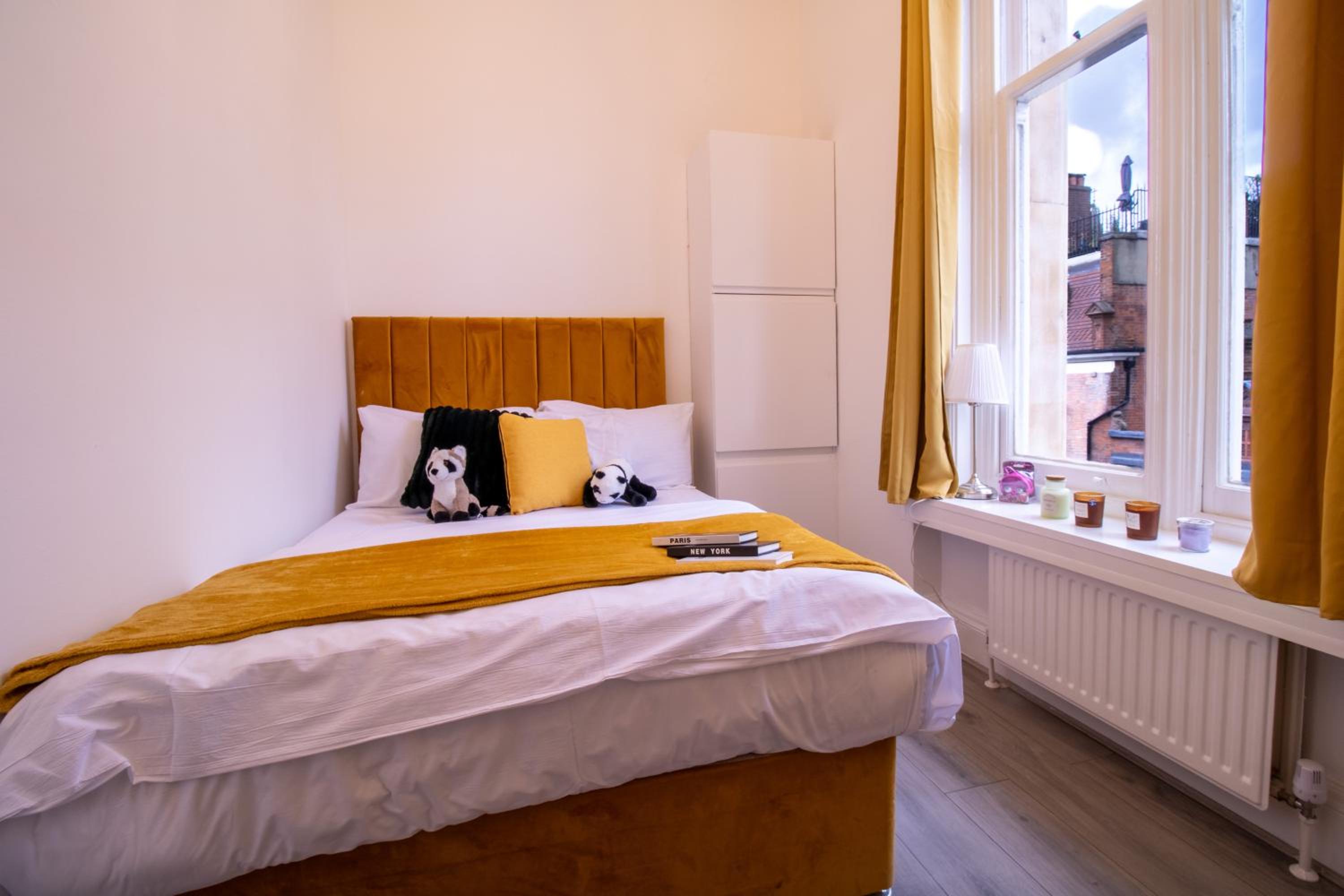 Spacious 3-Bedroom Residence in Exclusive Mayfair 7GC
