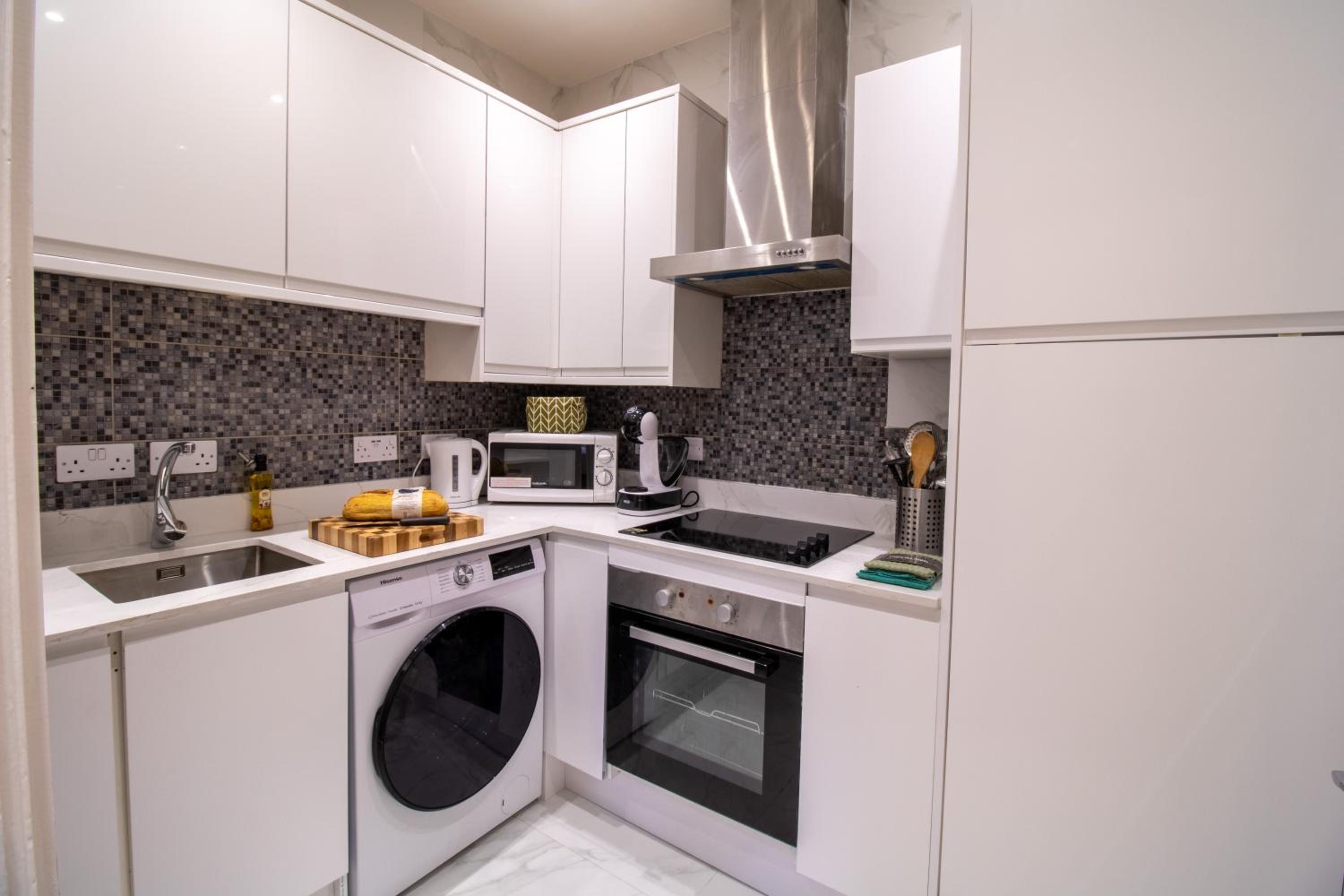 Spacious 3-Bedroom Residence in Exclusive Mayfair 7GC
