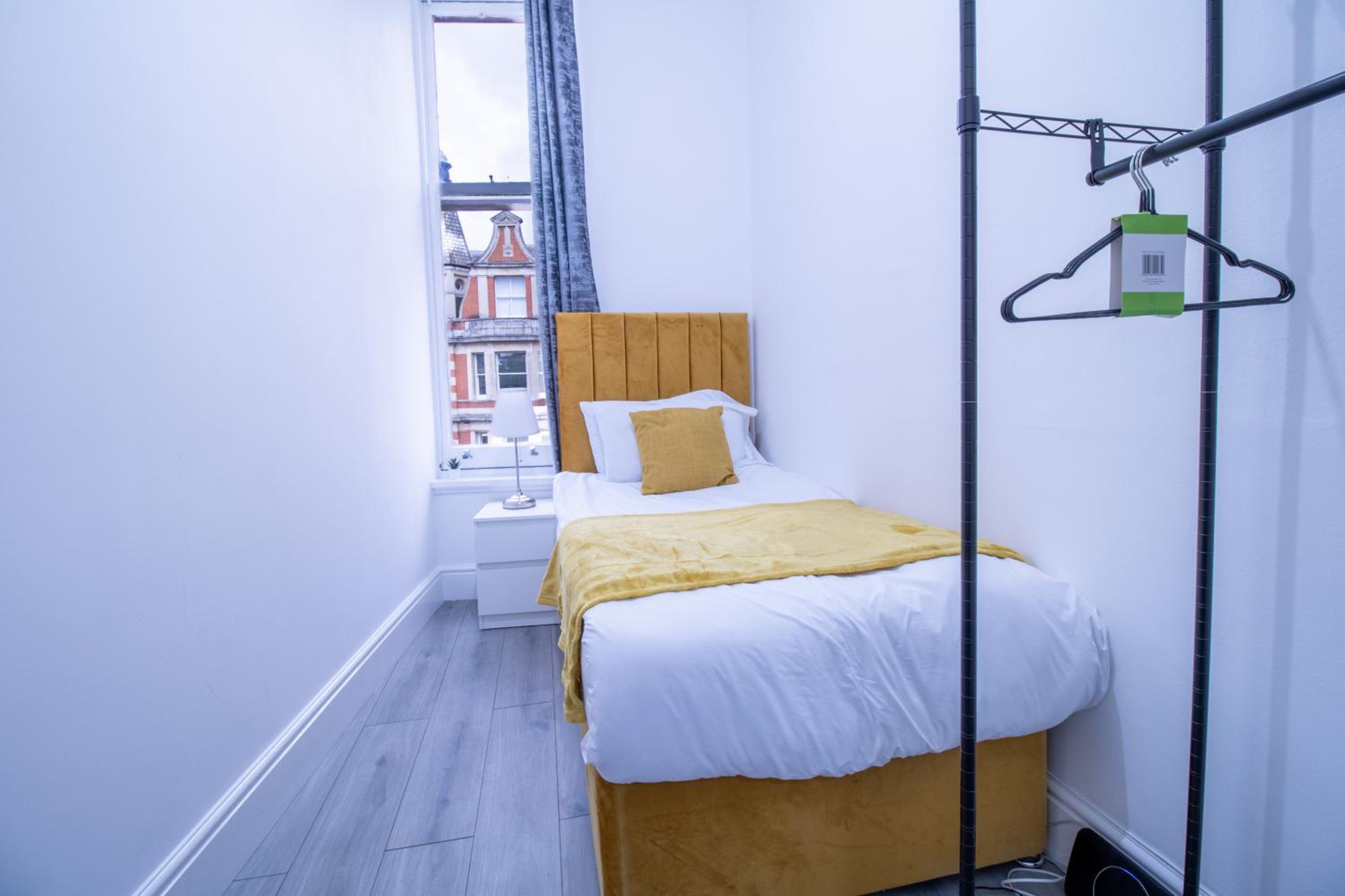 Spacious 3-Bedroom Residence in Exclusive Mayfair 7GC