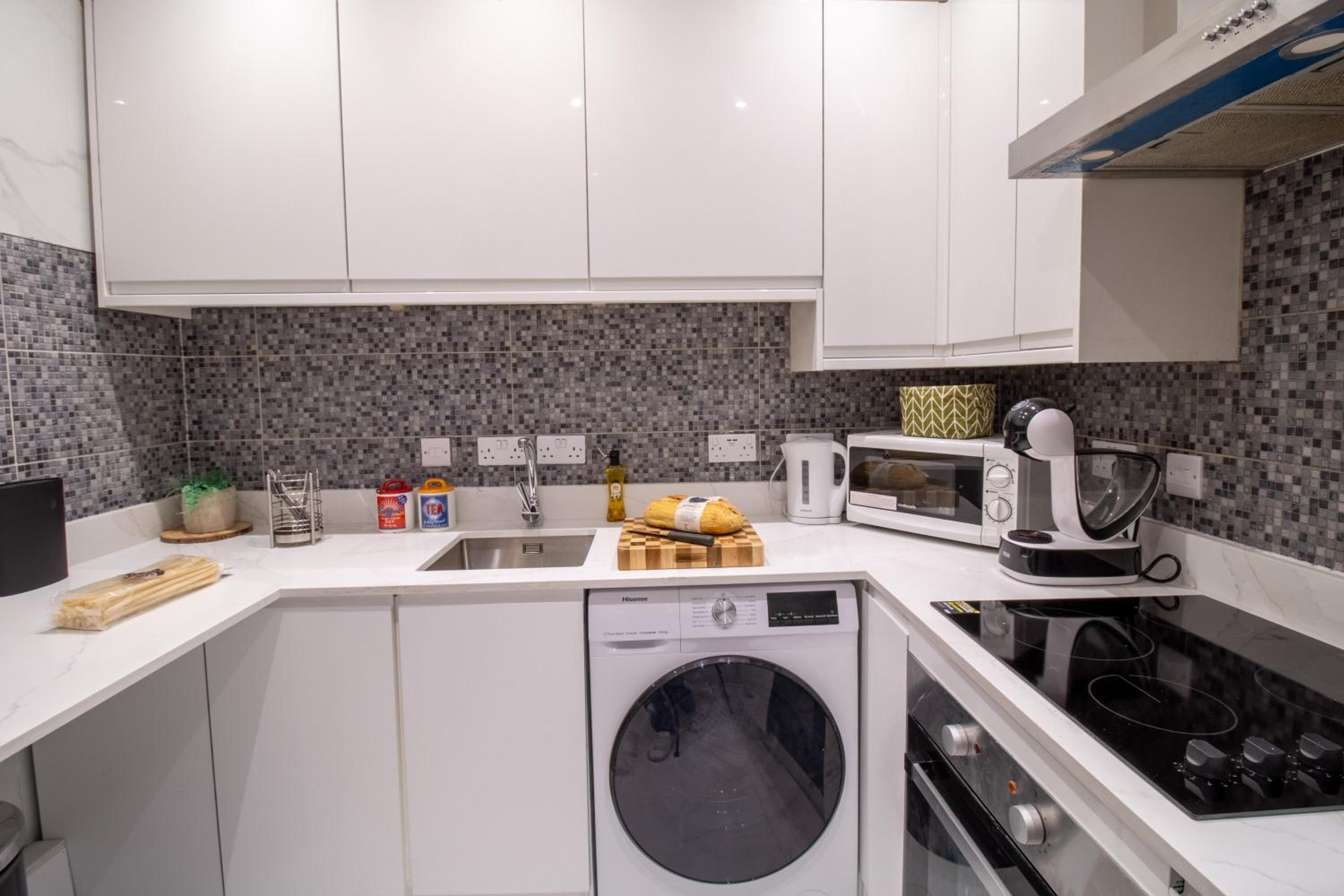 Spacious 3-Bedroom Residence in Exclusive Mayfair 7GC