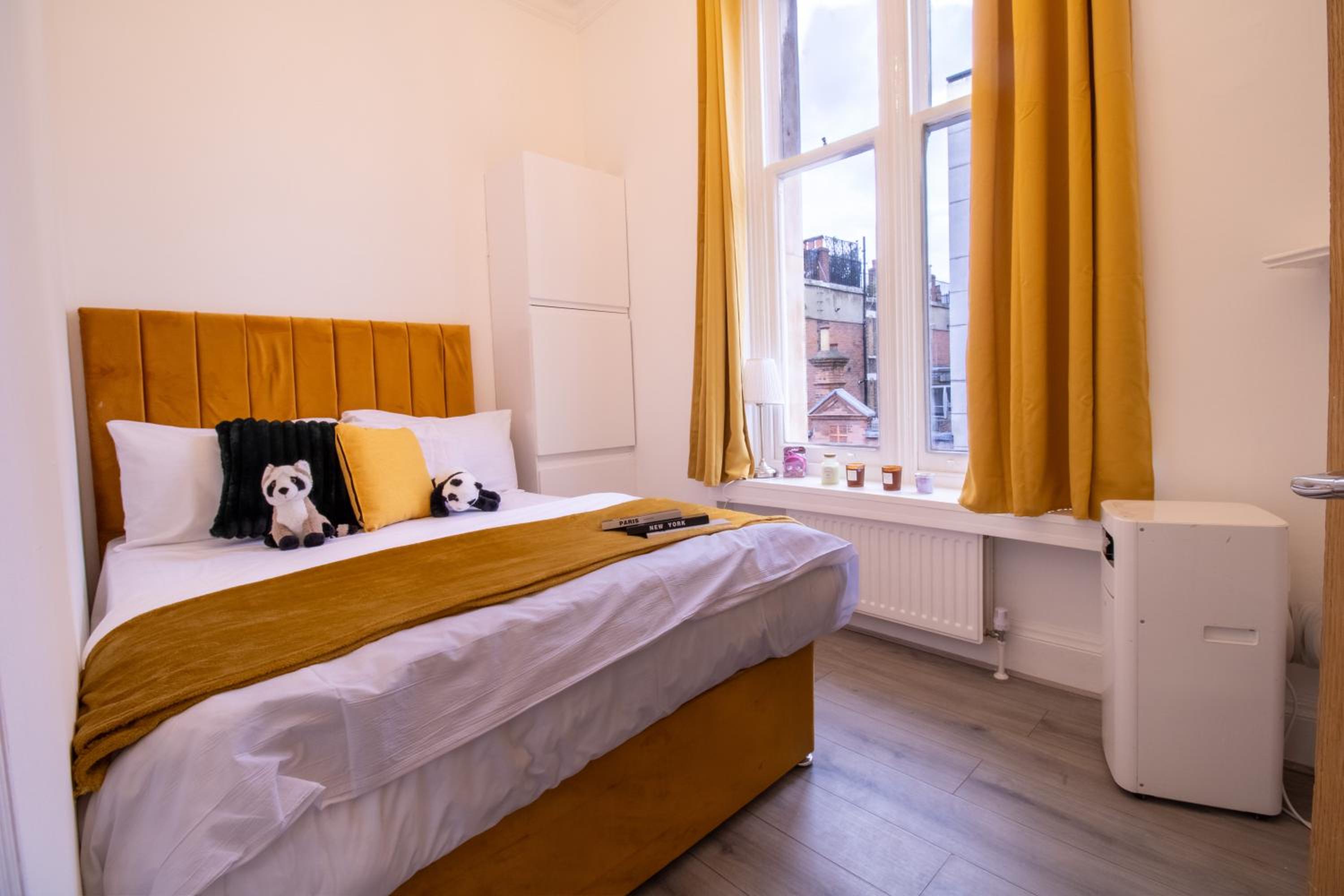 Spacious 3-Bedroom Residence in Exclusive Mayfair 7GC