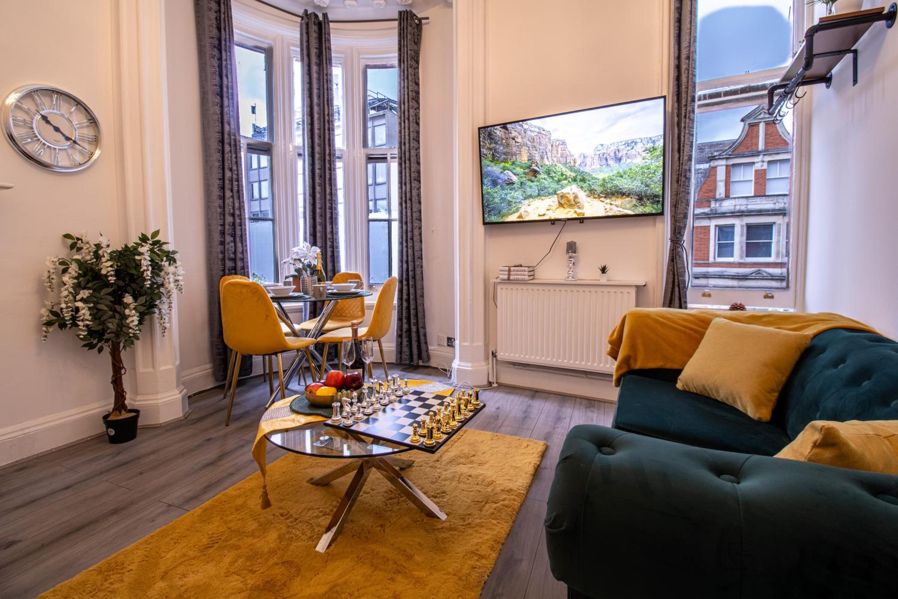 Spacious 3-Bedroom Residence in Exclusive Mayfair 7GC