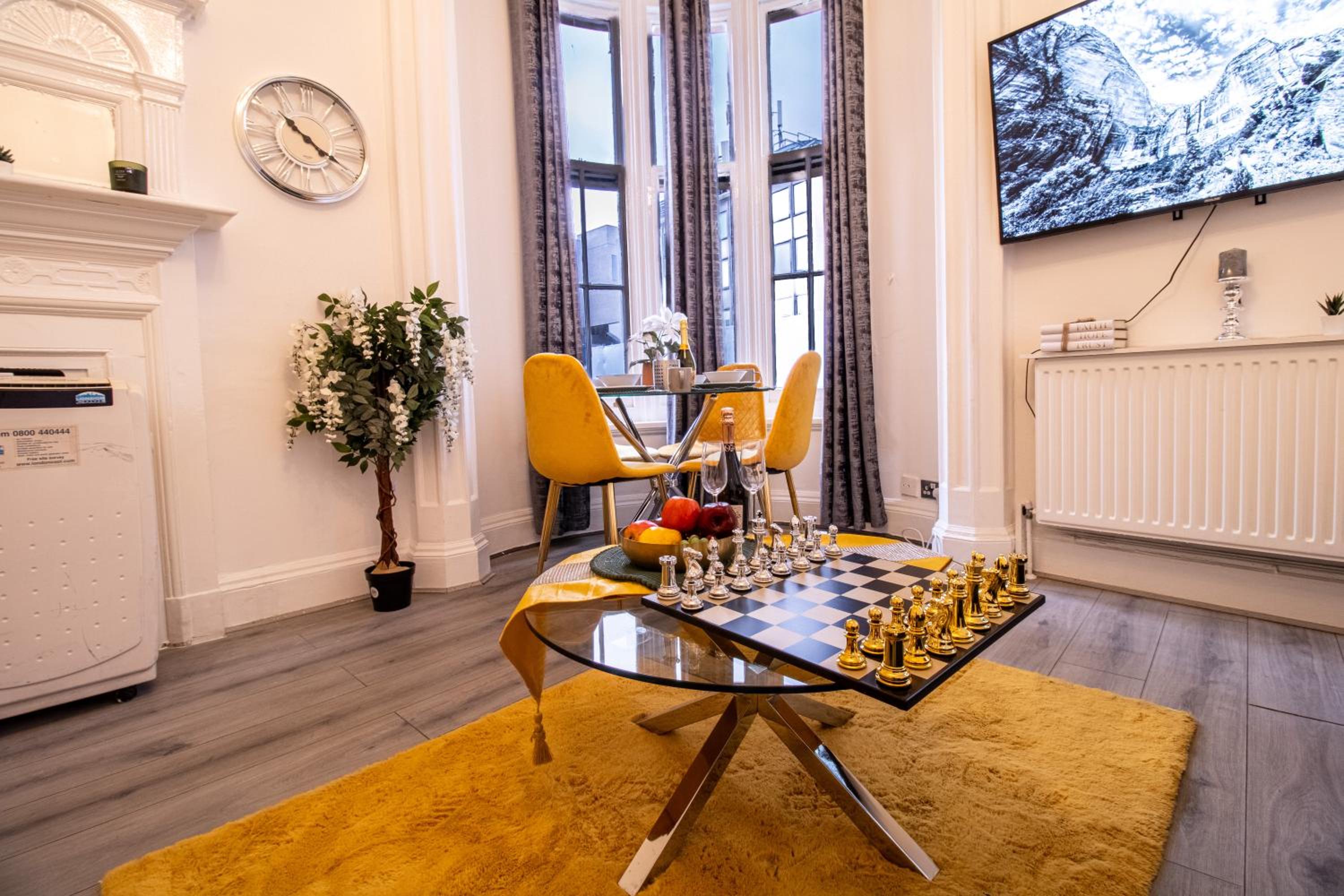 Spacious 3-Bedroom Residence in Exclusive Mayfair 7GC