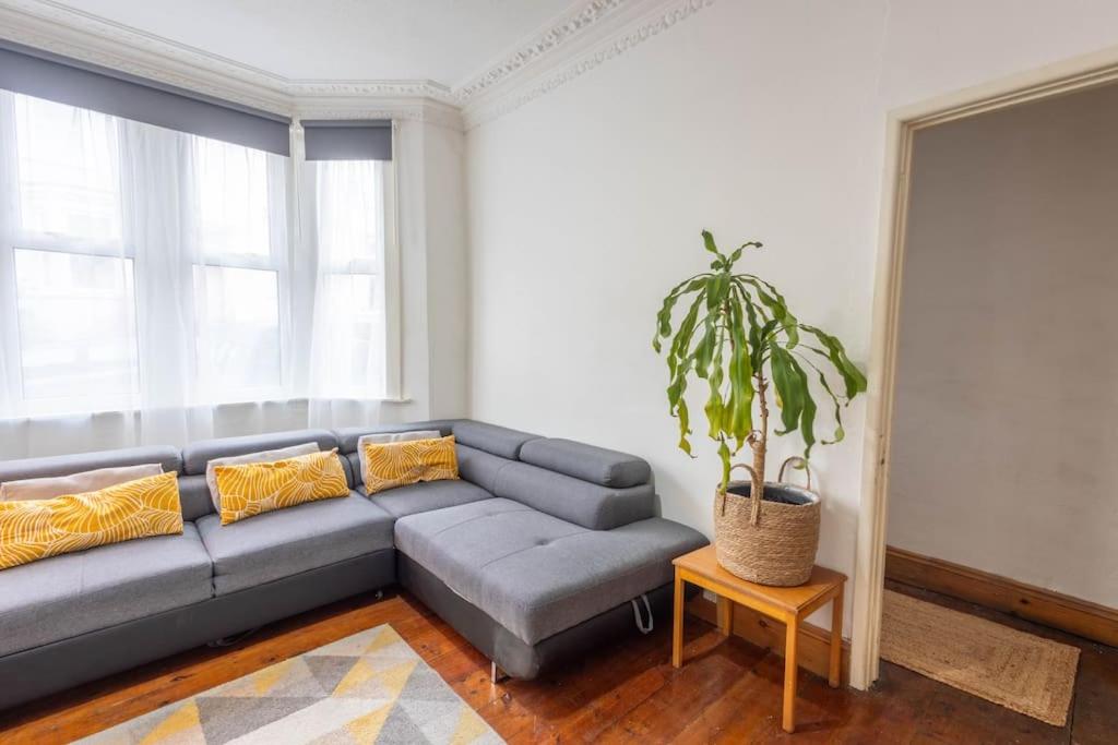 Spacious, 3 Bed House, Wi-Fi, Long Term Discounts view 4