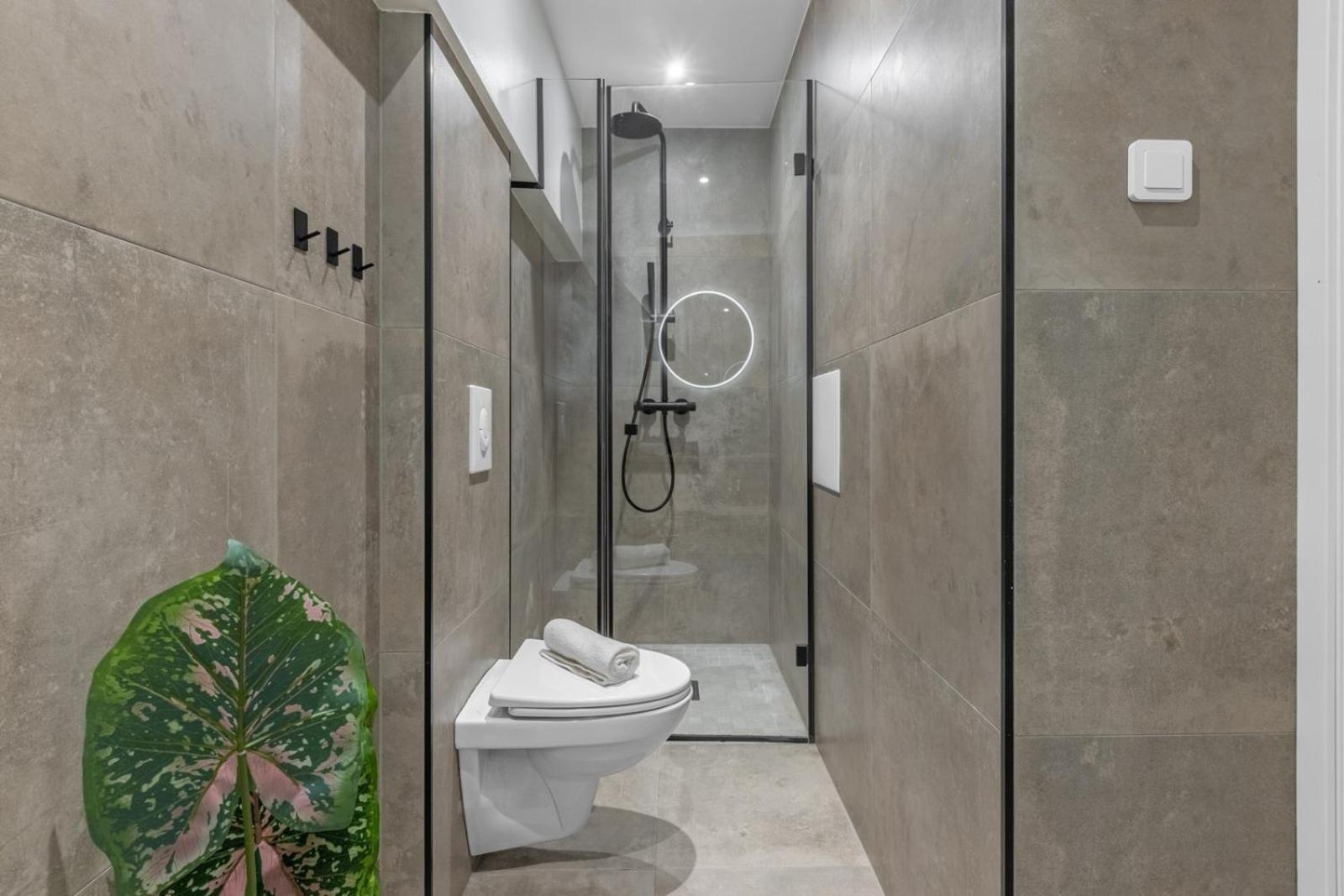 Modern in a luxurious area - Super central - 6 pax view 4