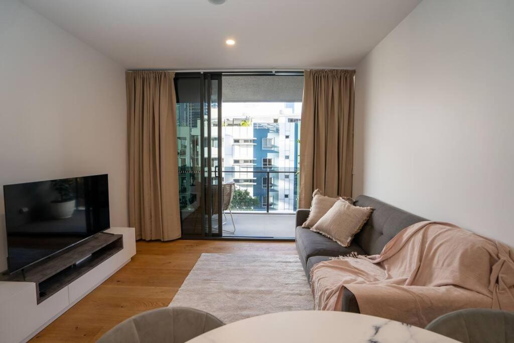 Stylish central apartment w pool, gym and more