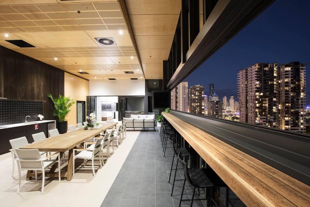 Stylish central apartment w pool, gym and more