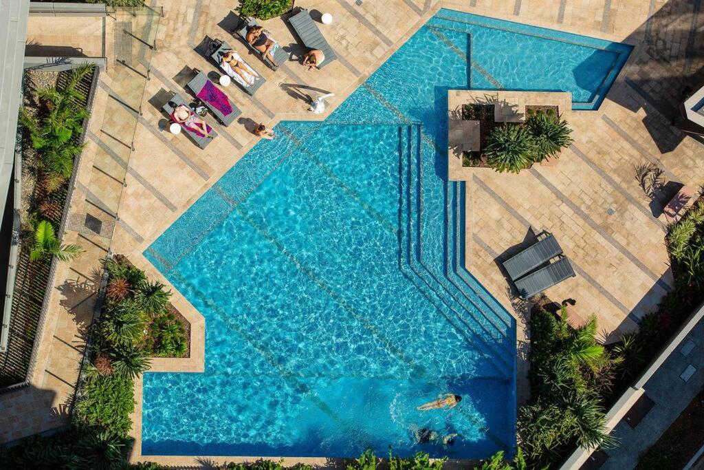 Stylish central apartment w pool, gym and more