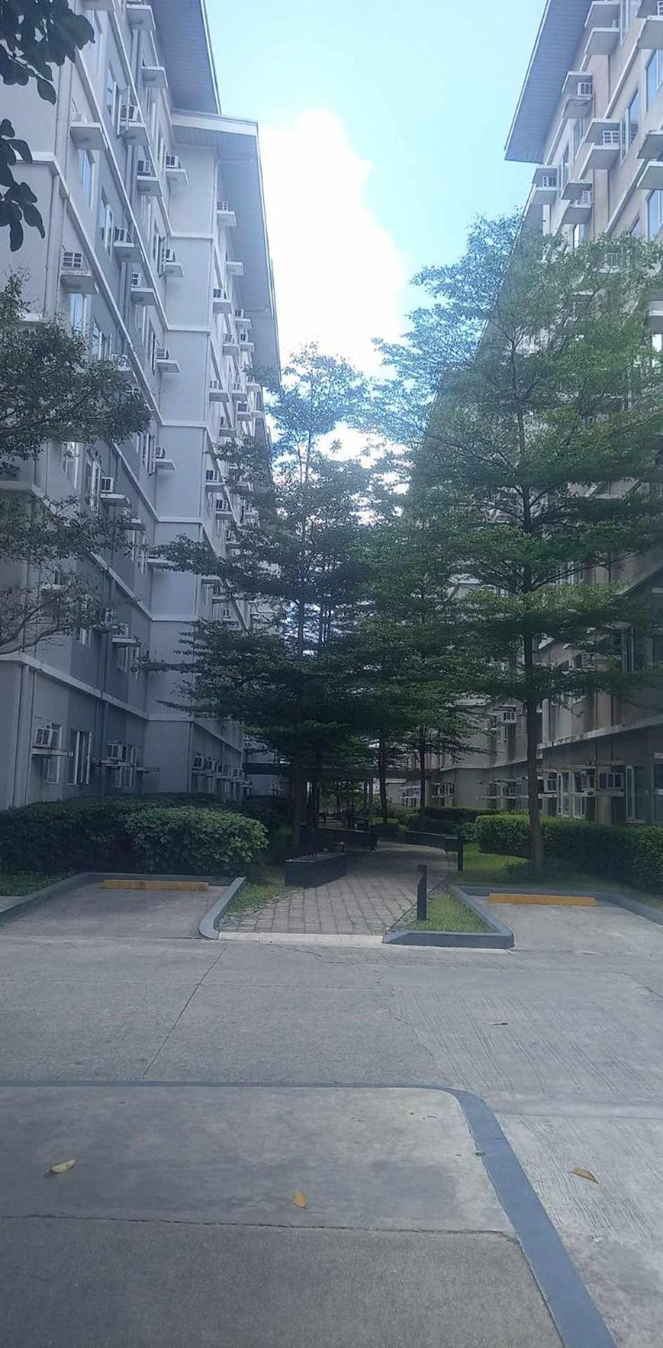 Comfy 1 Bedroom with Netflix & Free Wifi - Trees Residences Condominium