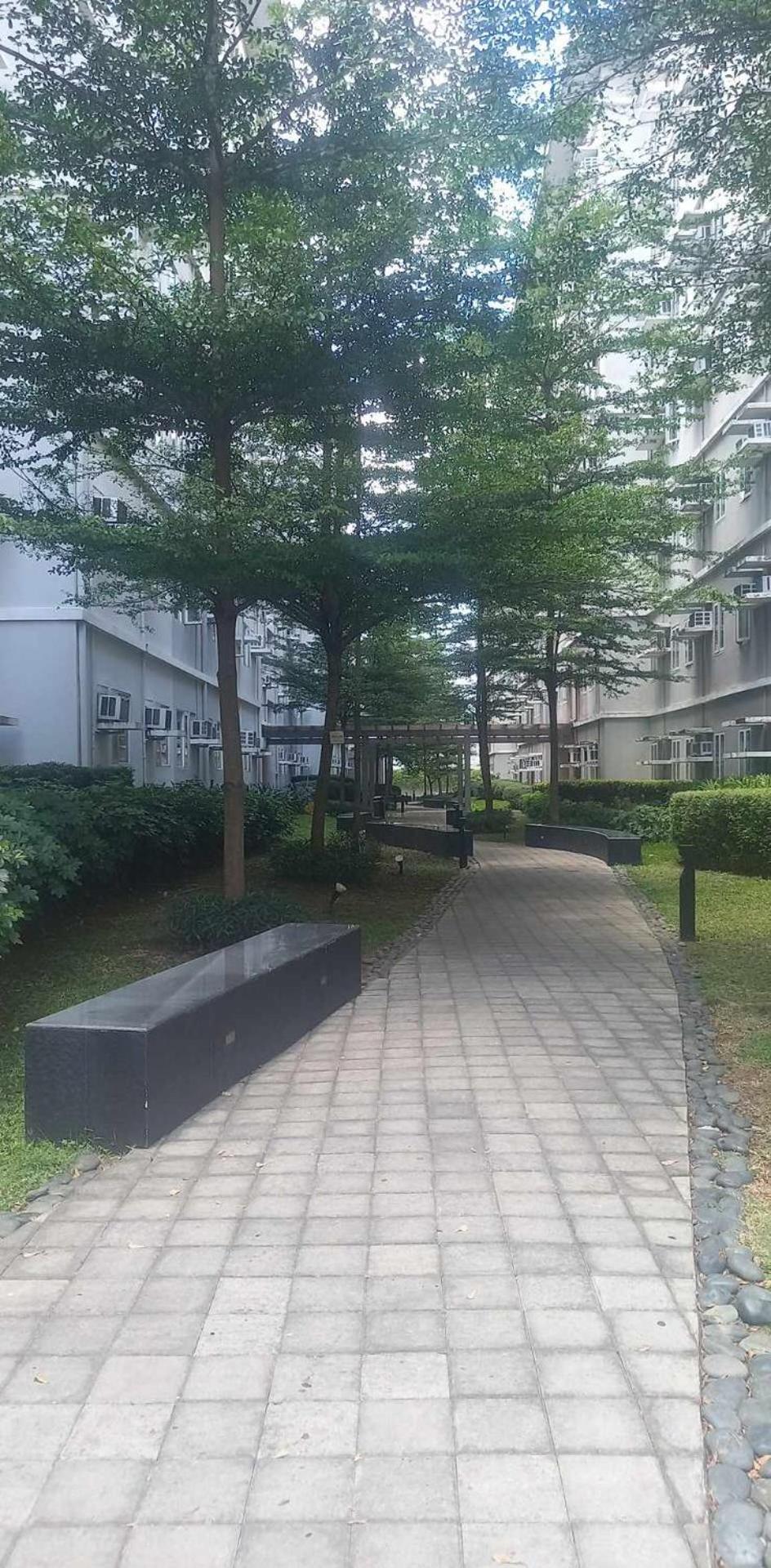 Comfy 1 Bedroom with Netflix & Free Wifi - Trees Residences Condominium