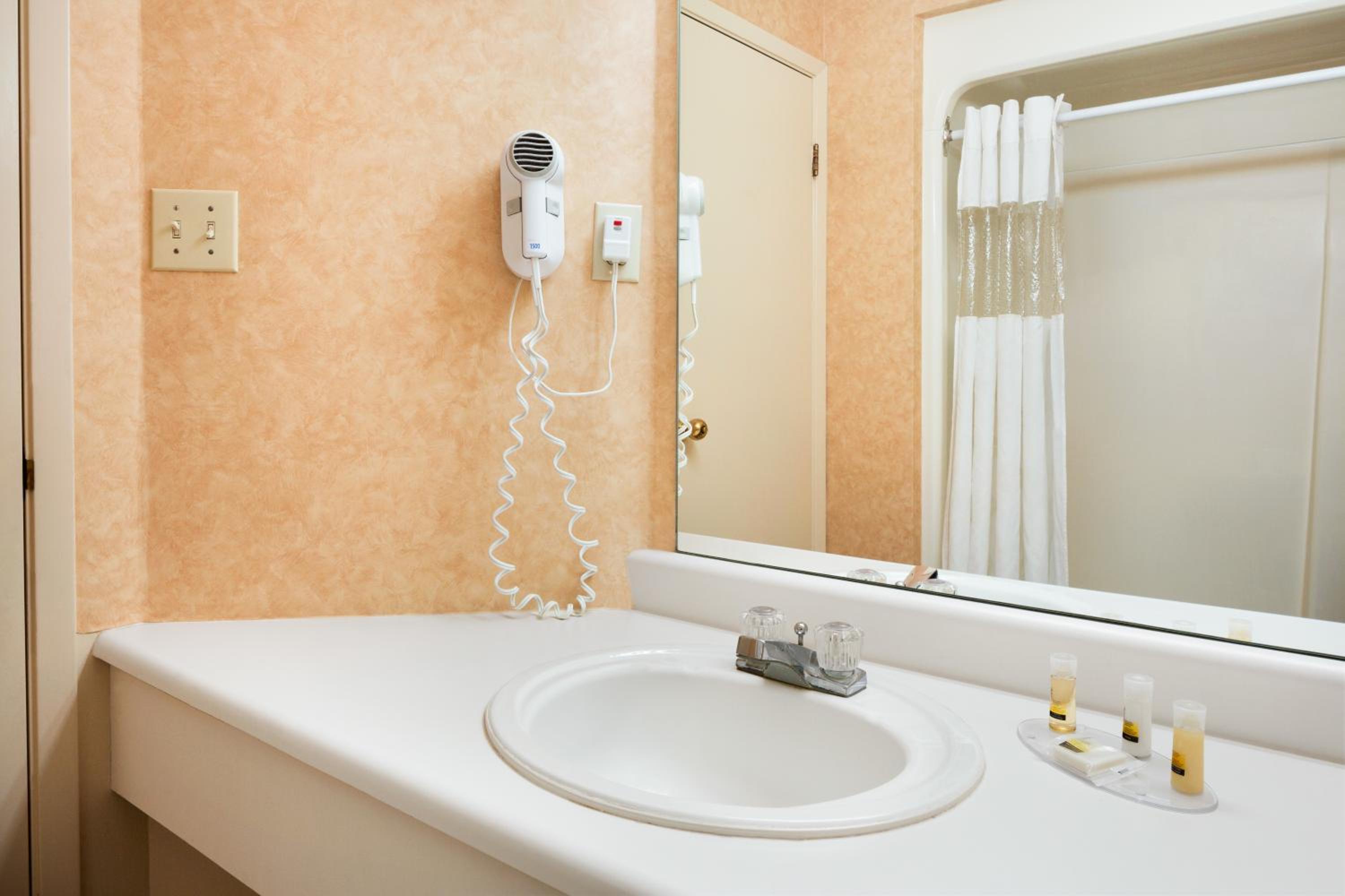 Brantford Vacations - Days Inn by Wyndham Brantford - Property Image 3