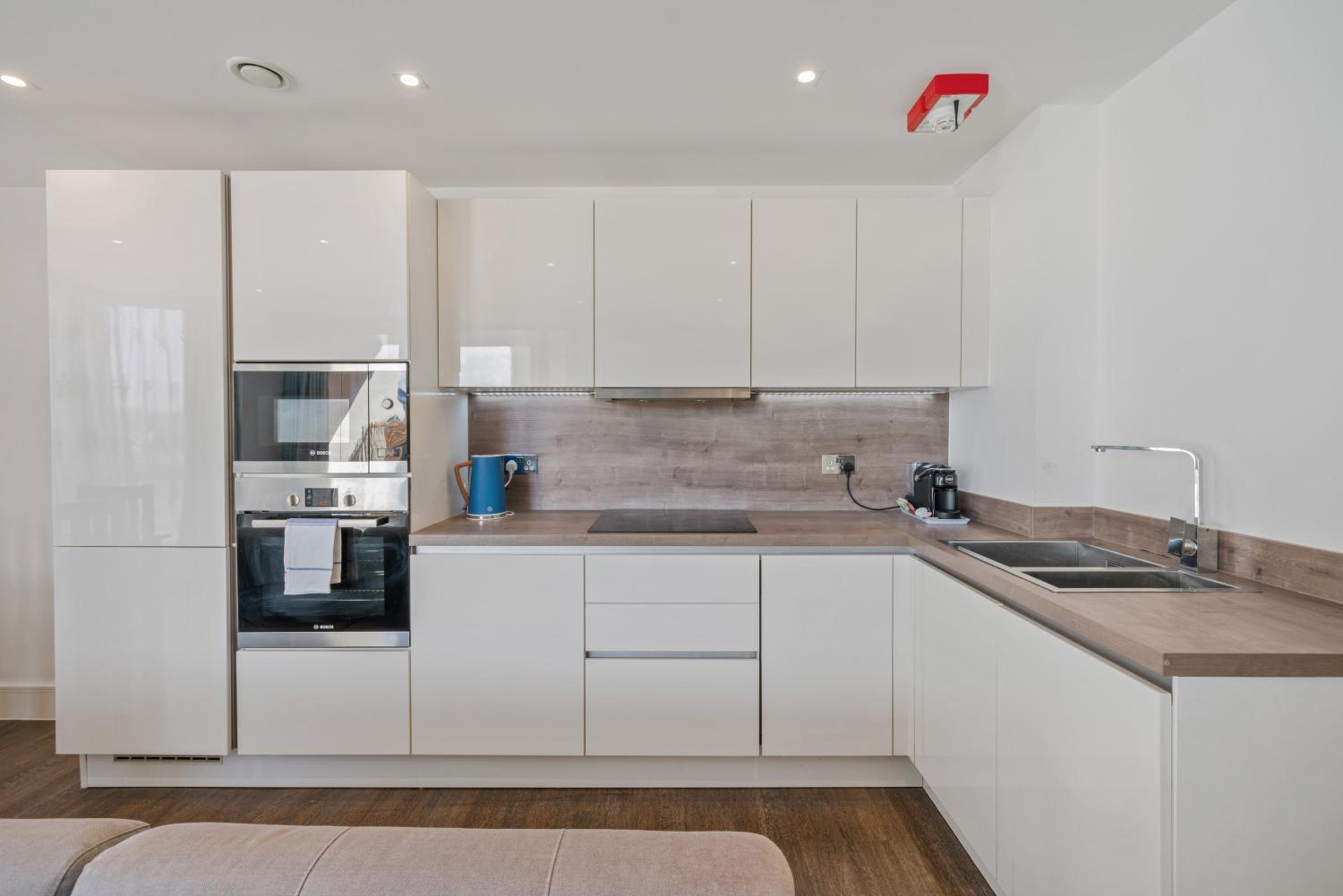 Riverside 1BR with Easy Transport 20min to City Centre