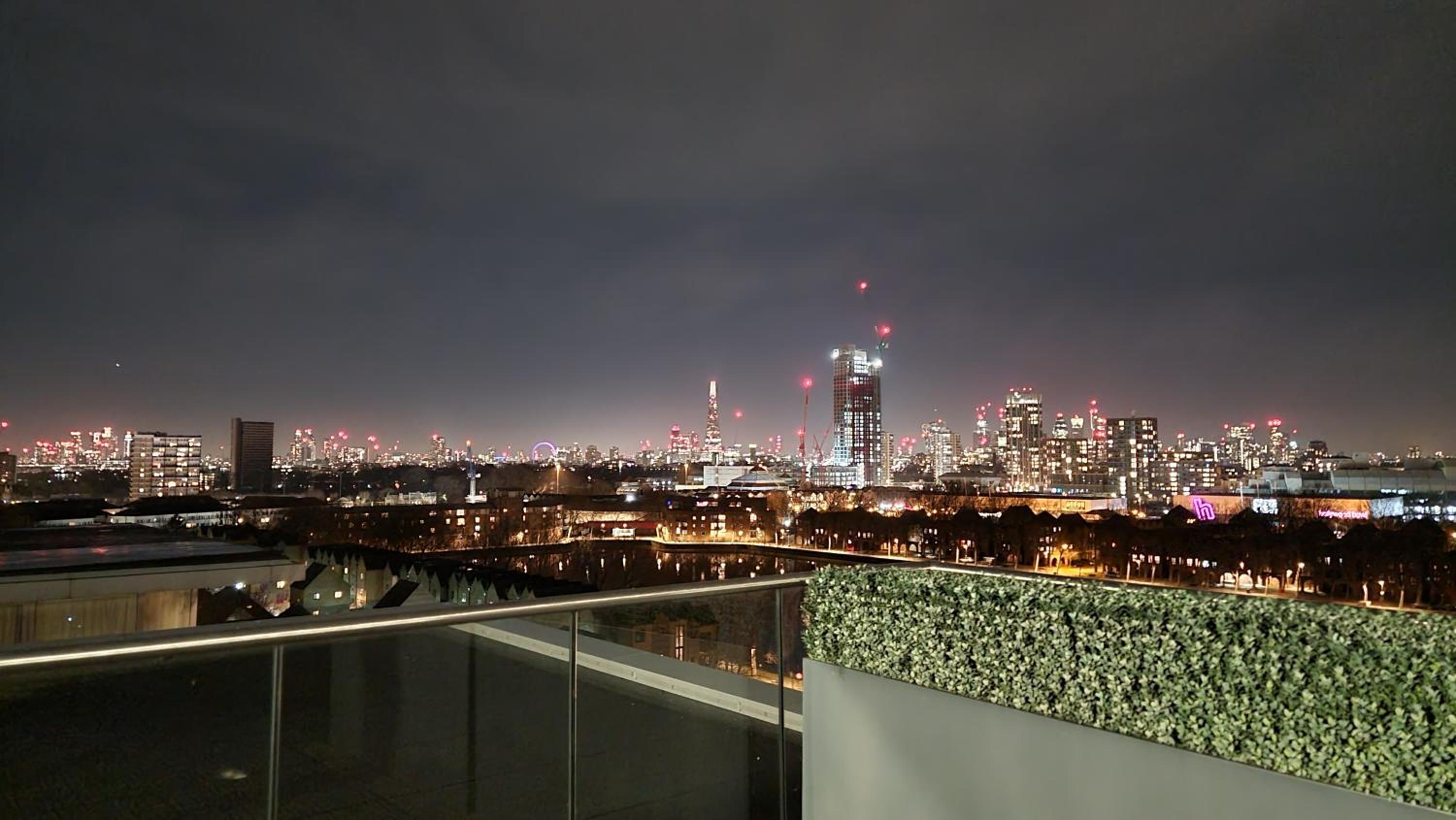 Riverside 1BR with Easy Transport 20min to City Centre