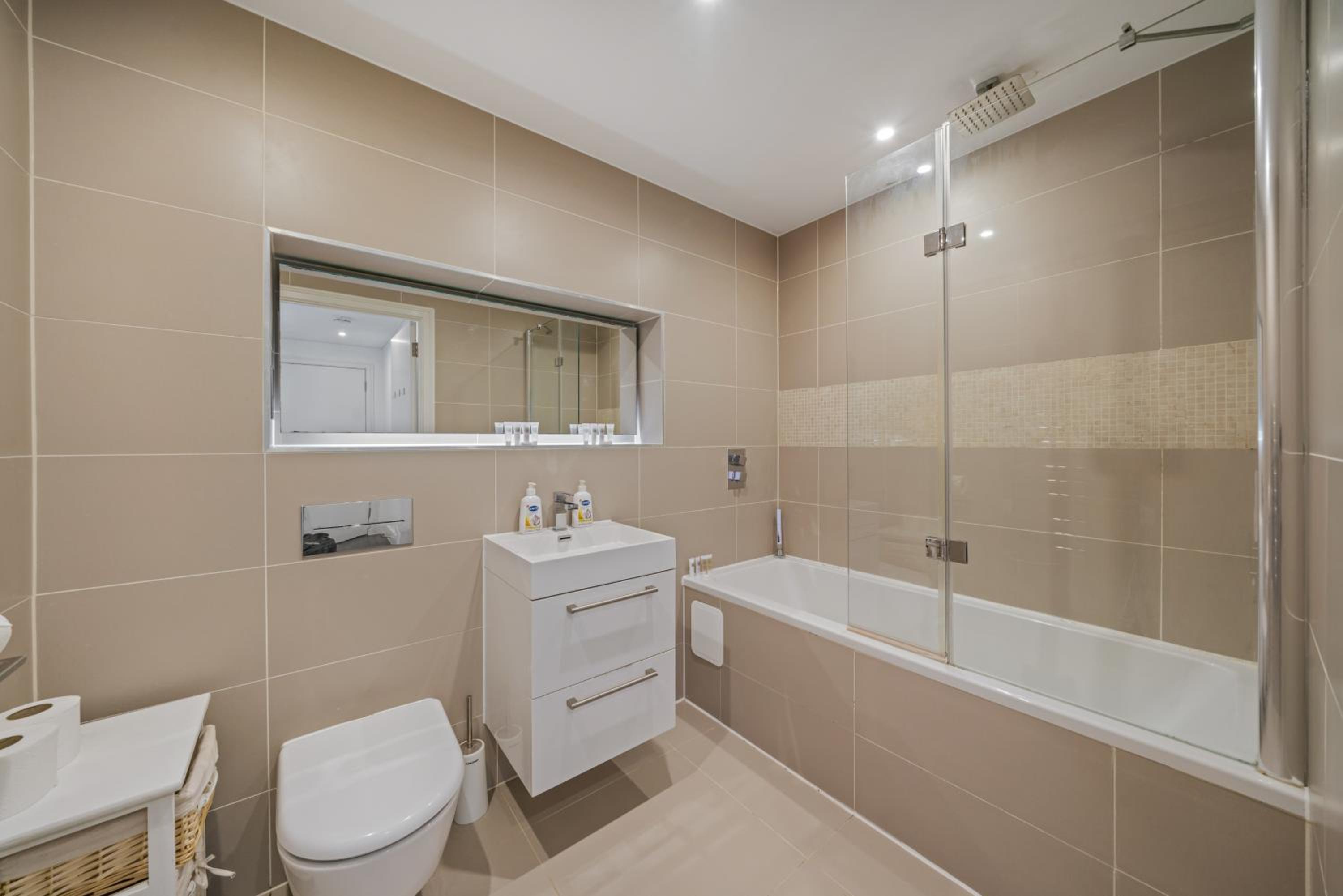 Riverside 1BR with Easy Transport 20min to City Centre