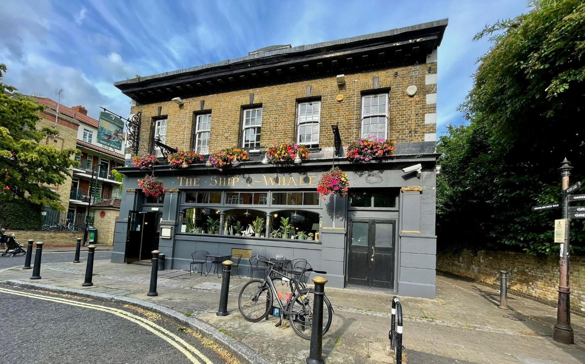 Riverside 1BR with Easy Transport 20min to City Centre
