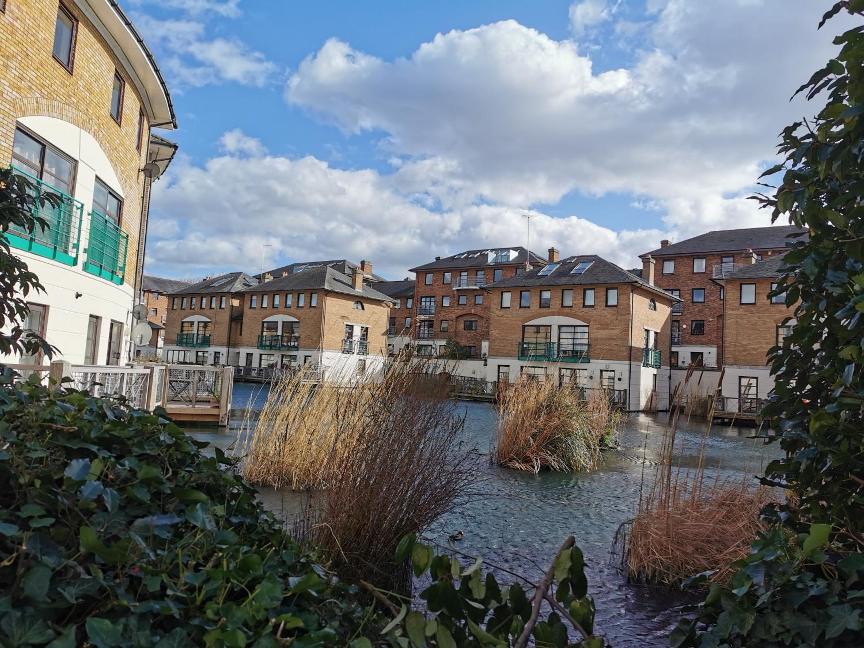 Riverside 1BR with Easy Transport 20min to City Centre