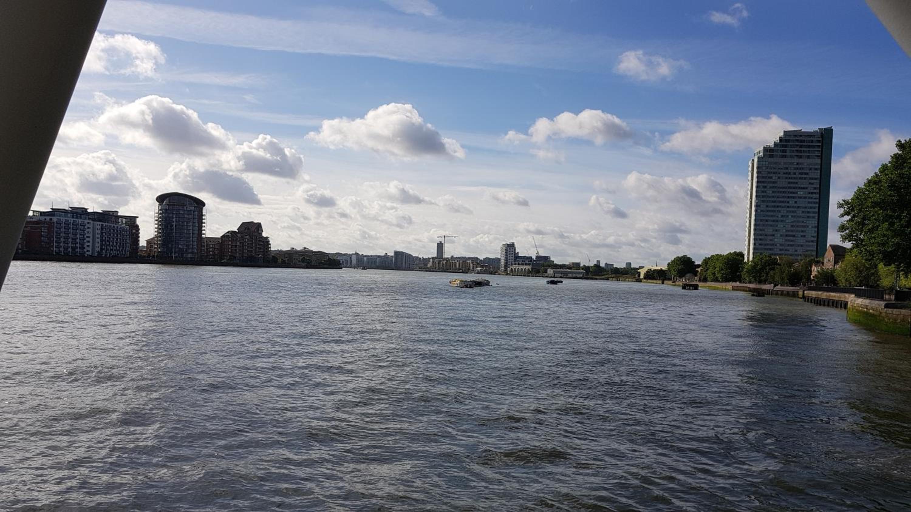 Riverside 1BR with Easy Transport 20min to City Centre