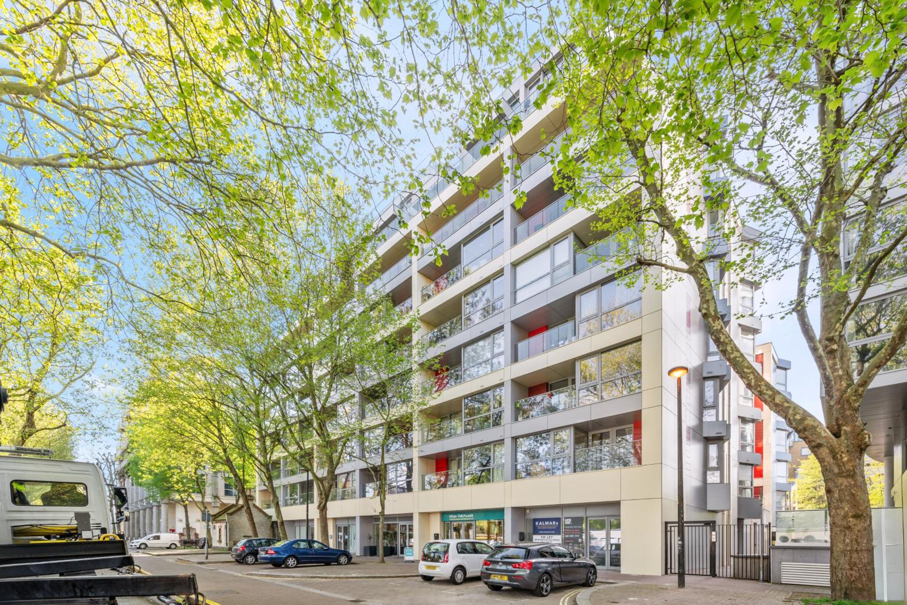 Riverside 1BR with Easy Transport 20min to City Centre