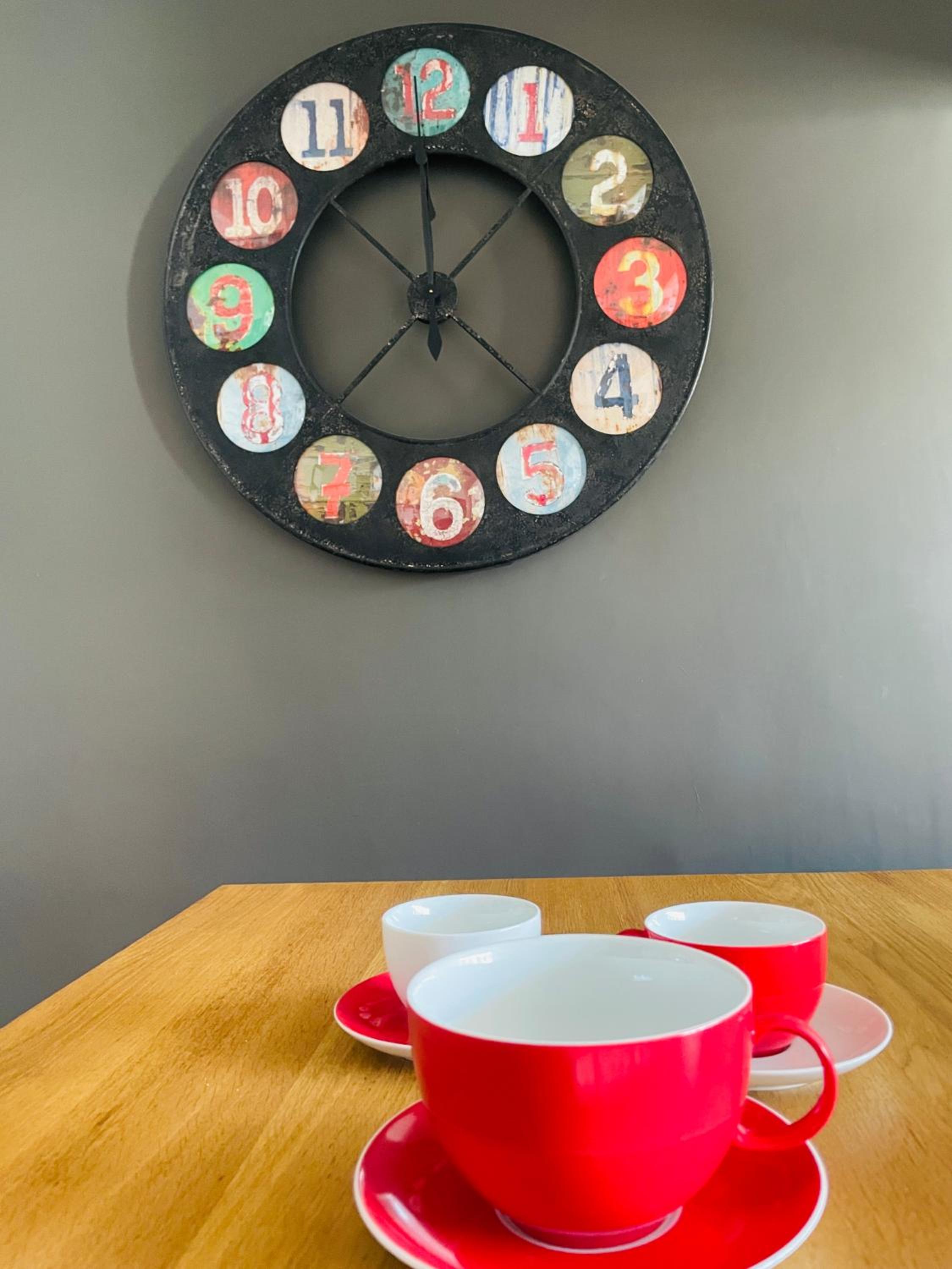 Large 2-BEDROOM Centre Art Apartment