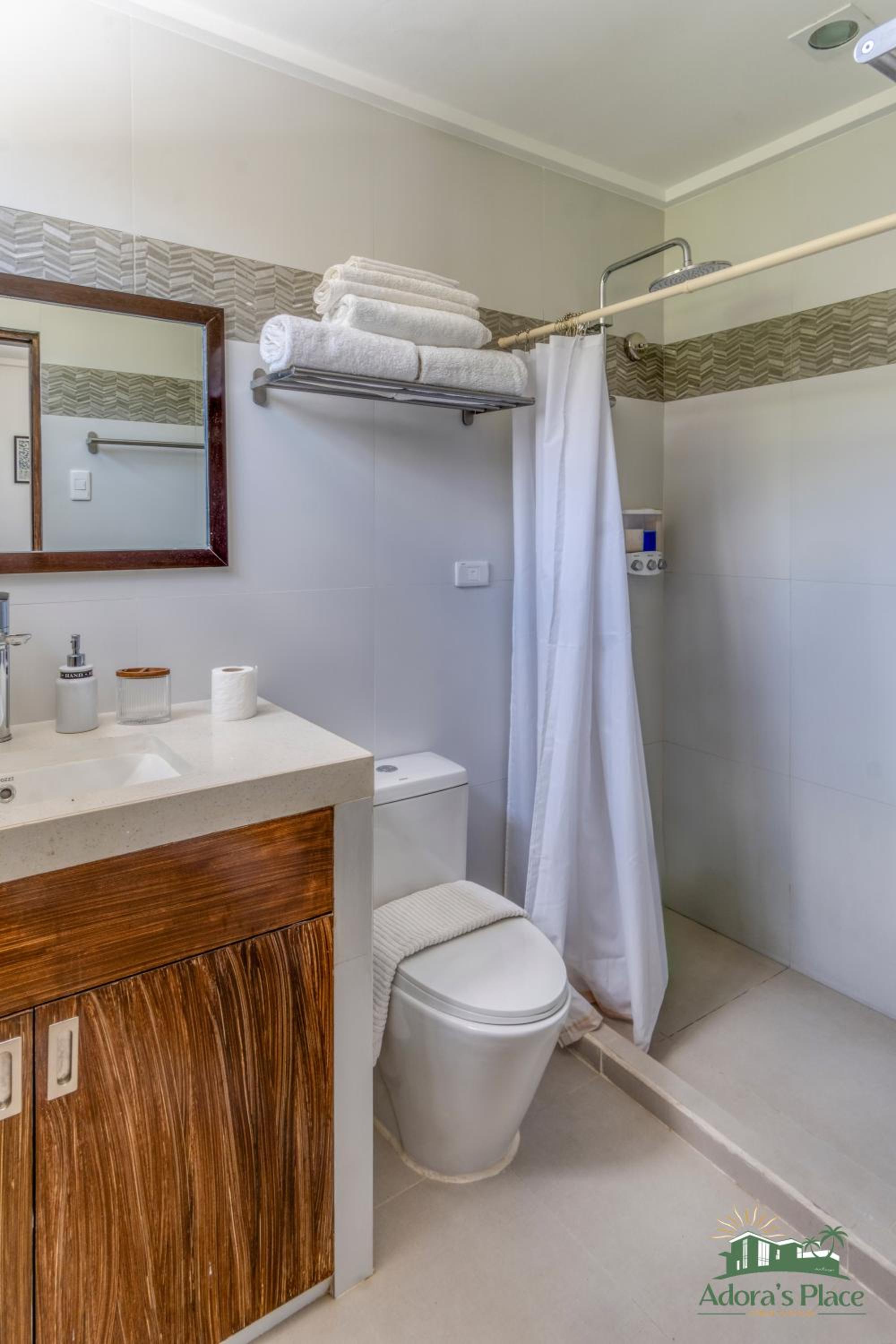 Adora's Place - Sleeps 16