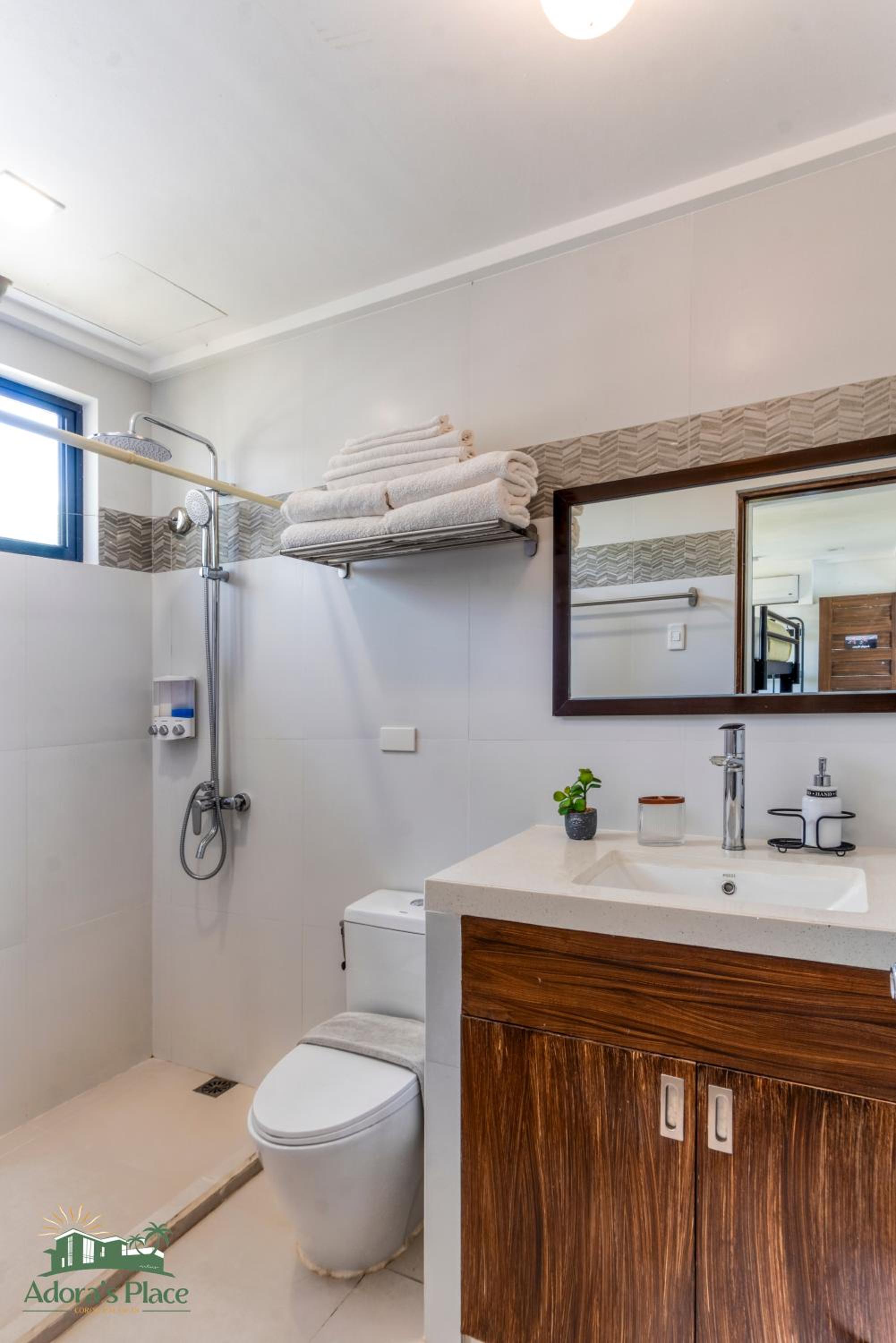 Adora's Place - Sleeps 16