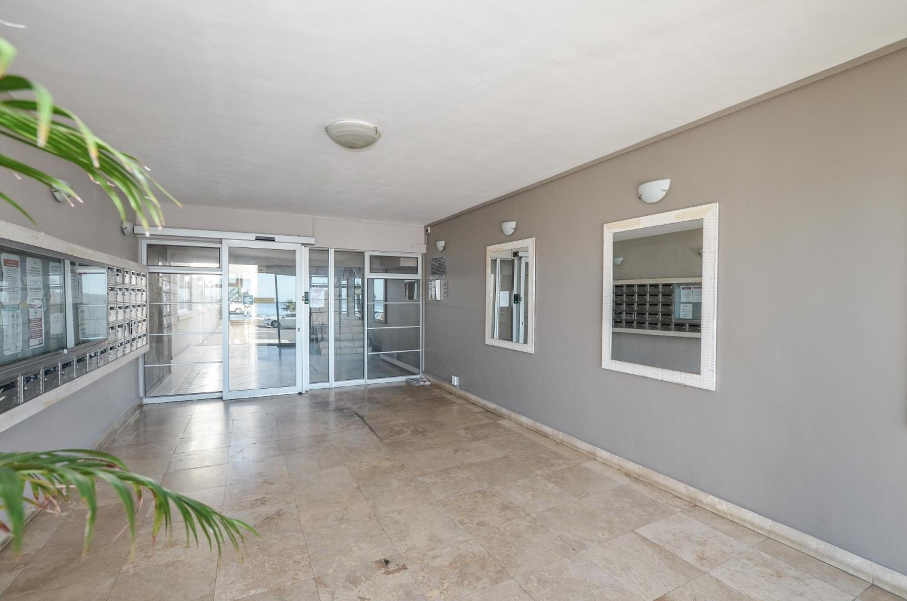 Beautiful Studio Apartment in Mouille Point view 4