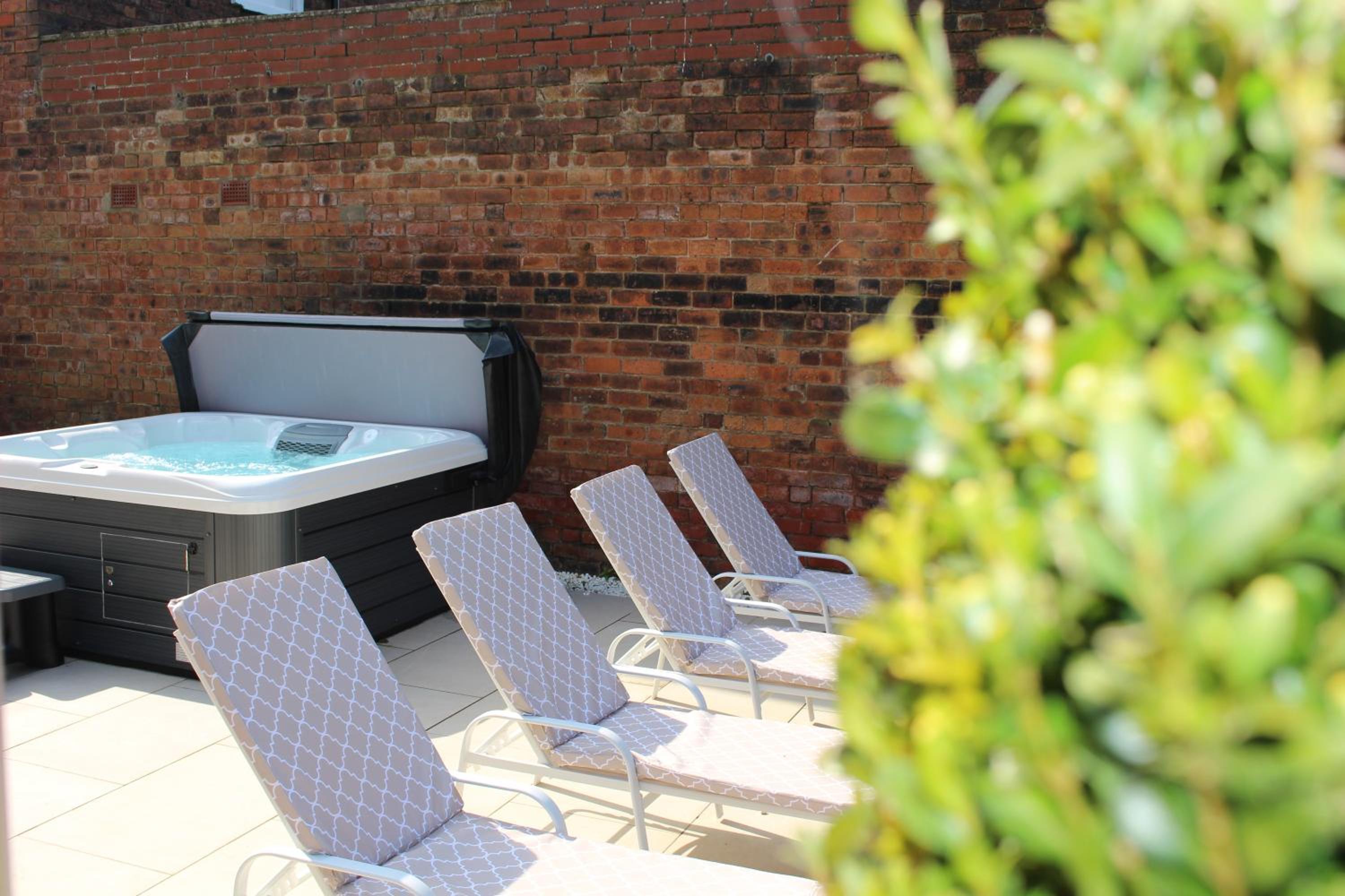 Our House Collective - Luxury Stay in Lincoln City Centre, Hot tub, Sleeps 16 view 2