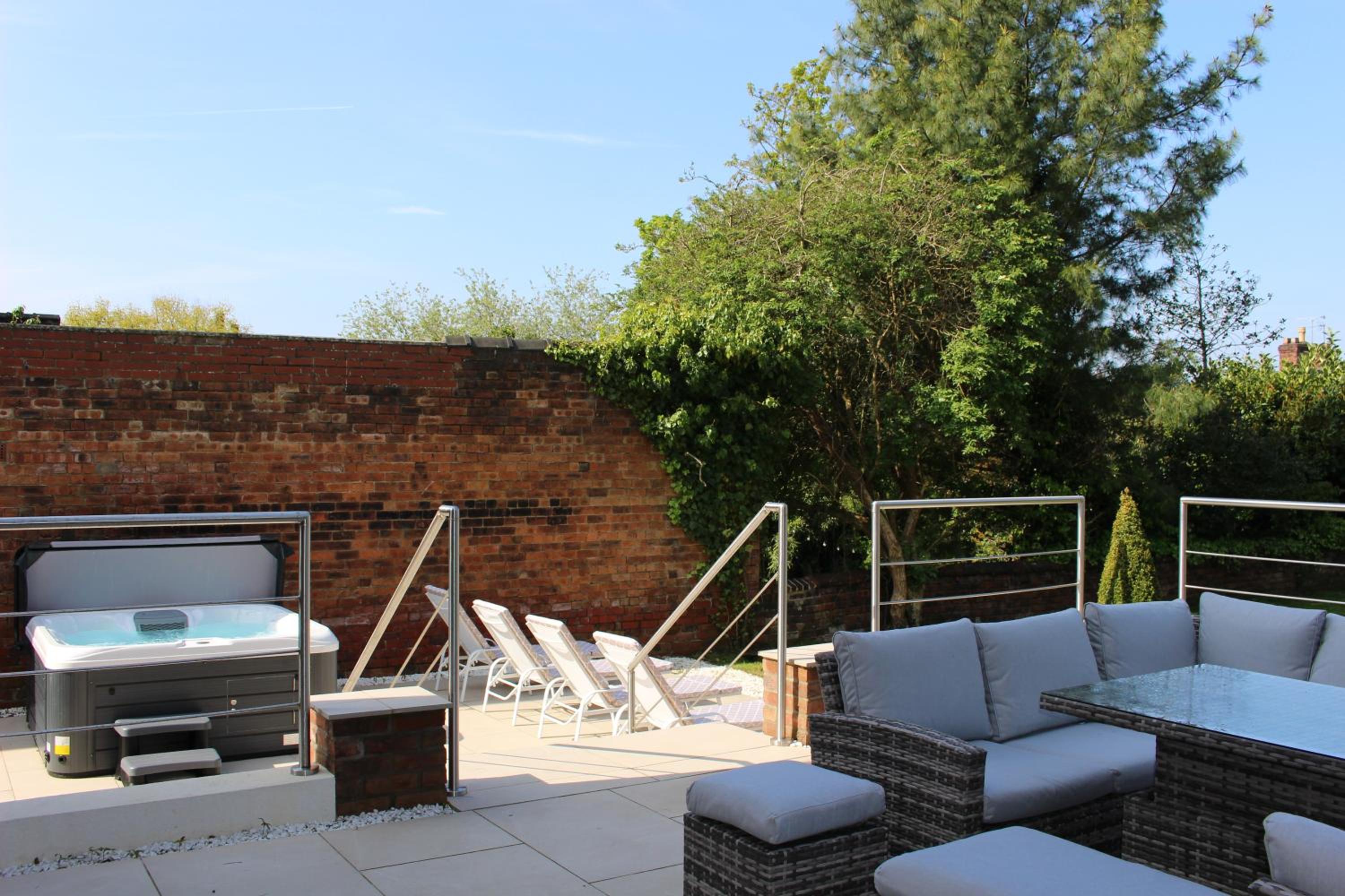 Our House Collective - Luxury Stay in Lincoln City Centre, Hot tub, Sleeps 16 view 3