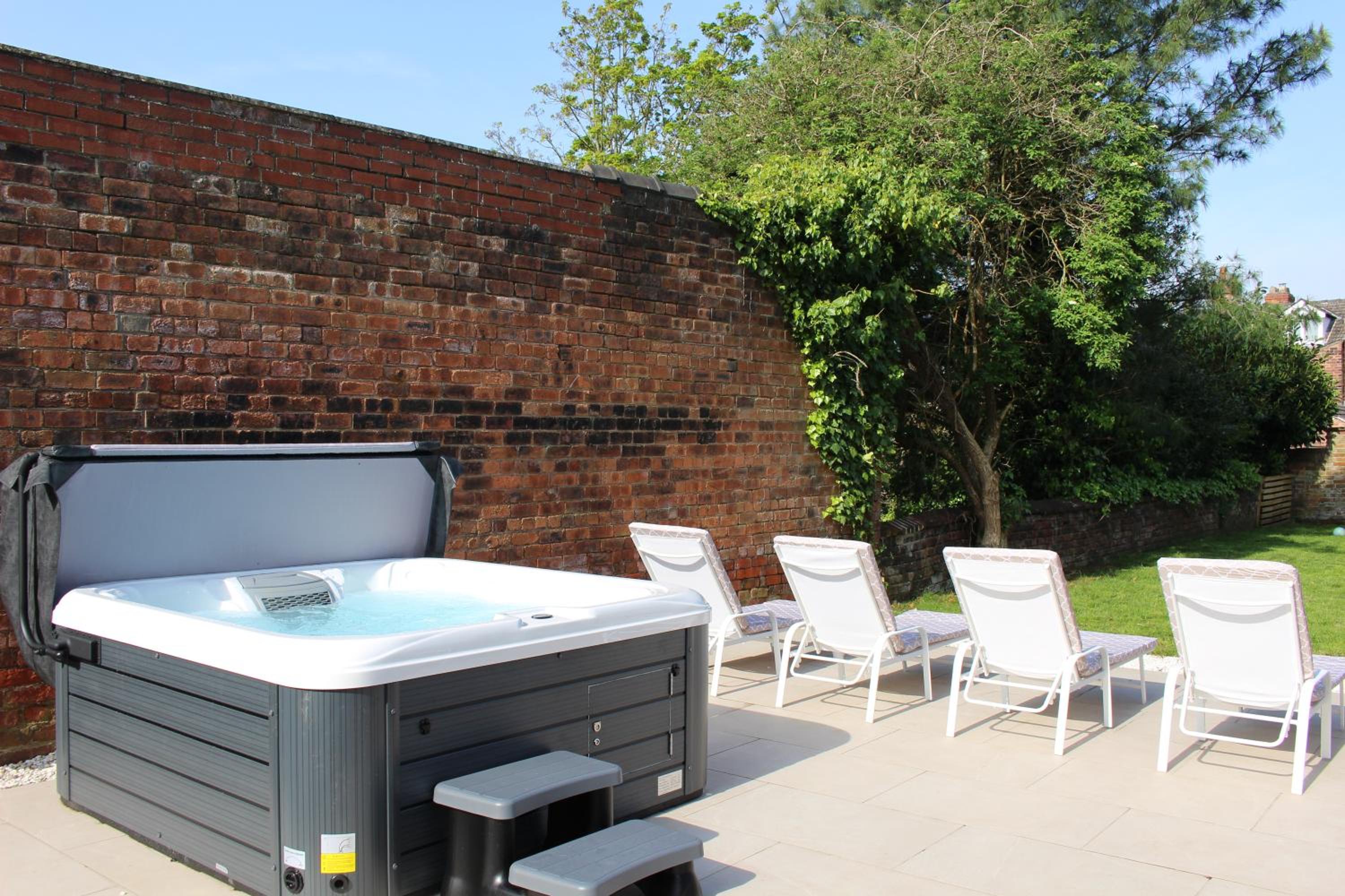 Our House Collective - Luxury Stay in Lincoln City Centre, Hot tub, Sleeps 16 view 4