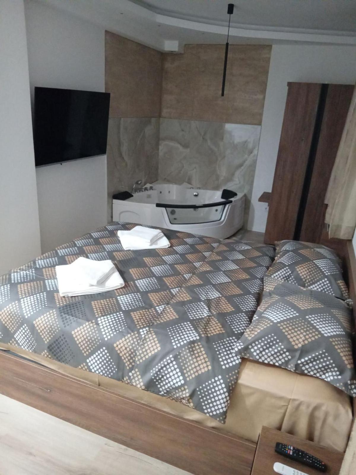 Aqua Studios with Spa & Free Parking view 3