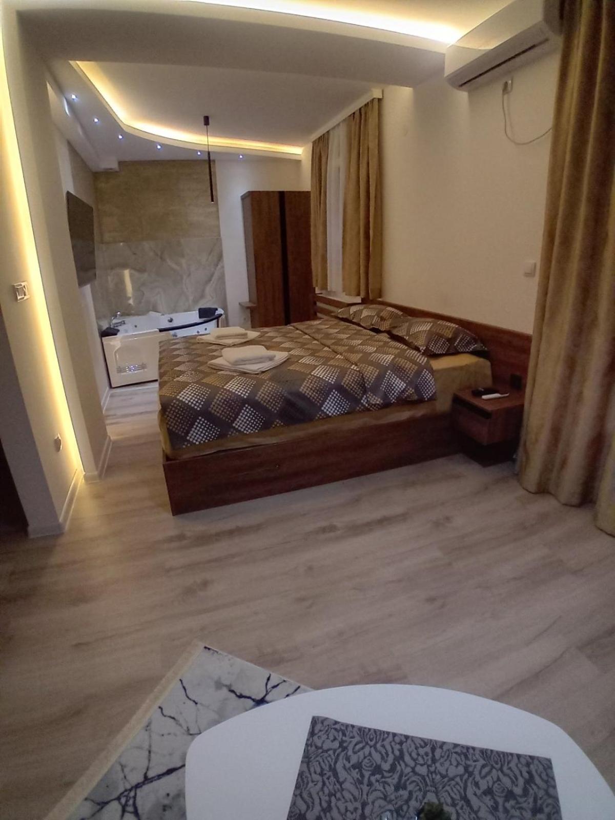 Aqua Studios with Spa & Free Parking view 4