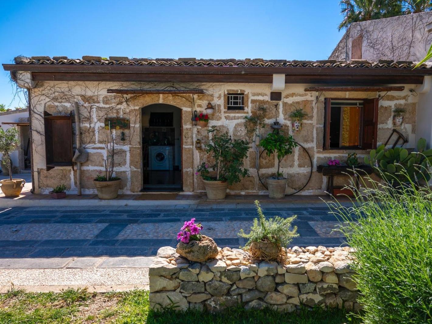 La Virgy per Noto with share swimming pool with wonderful sea view