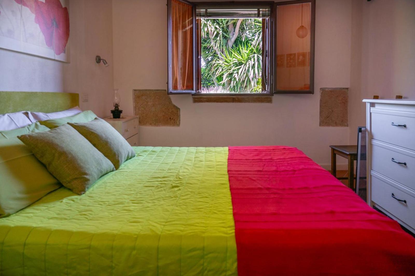 La Virgy per Noto with share swimming pool with wonderful sea view
