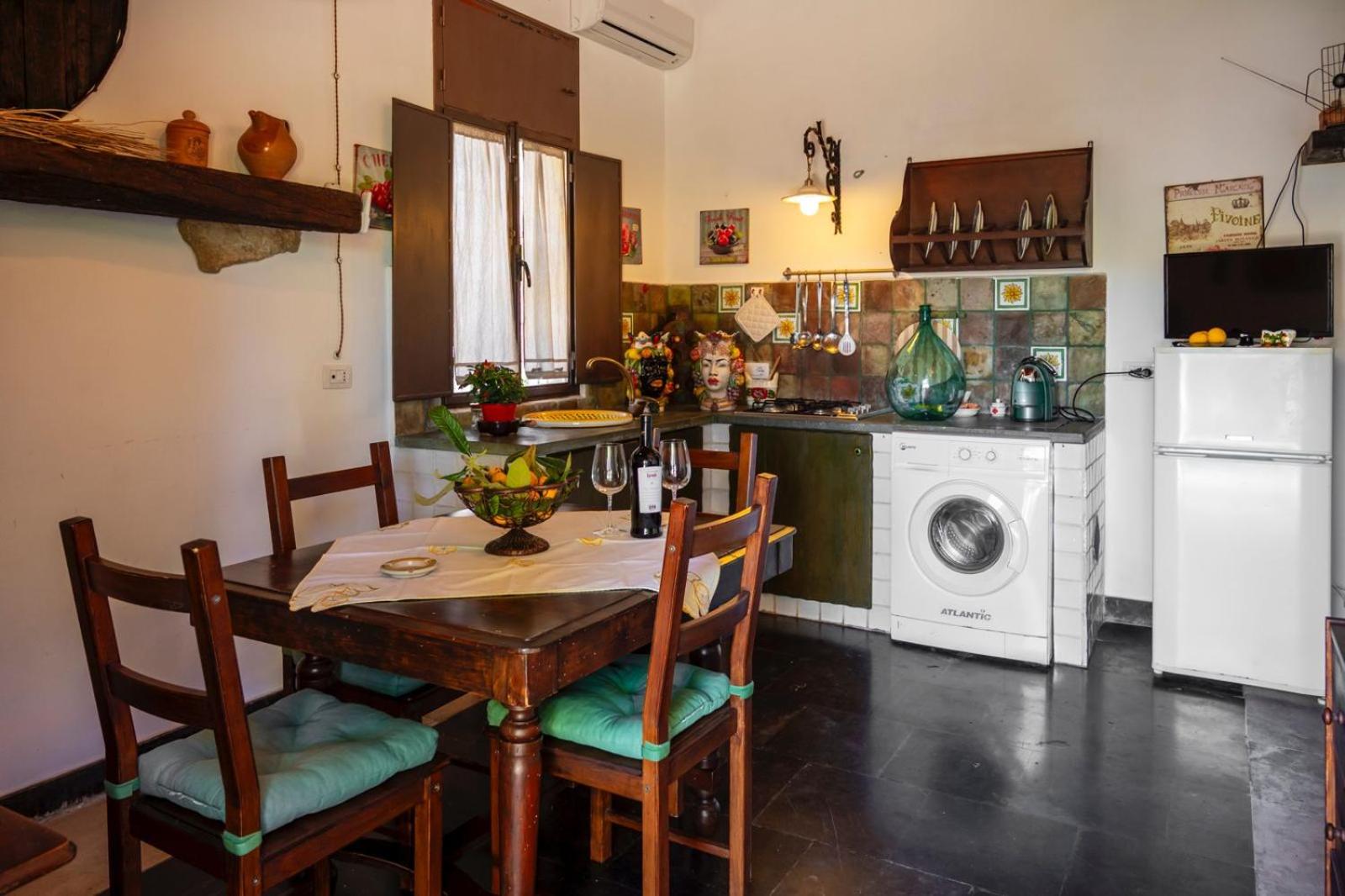 La Virgy per Noto with share swimming pool with wonderful sea view