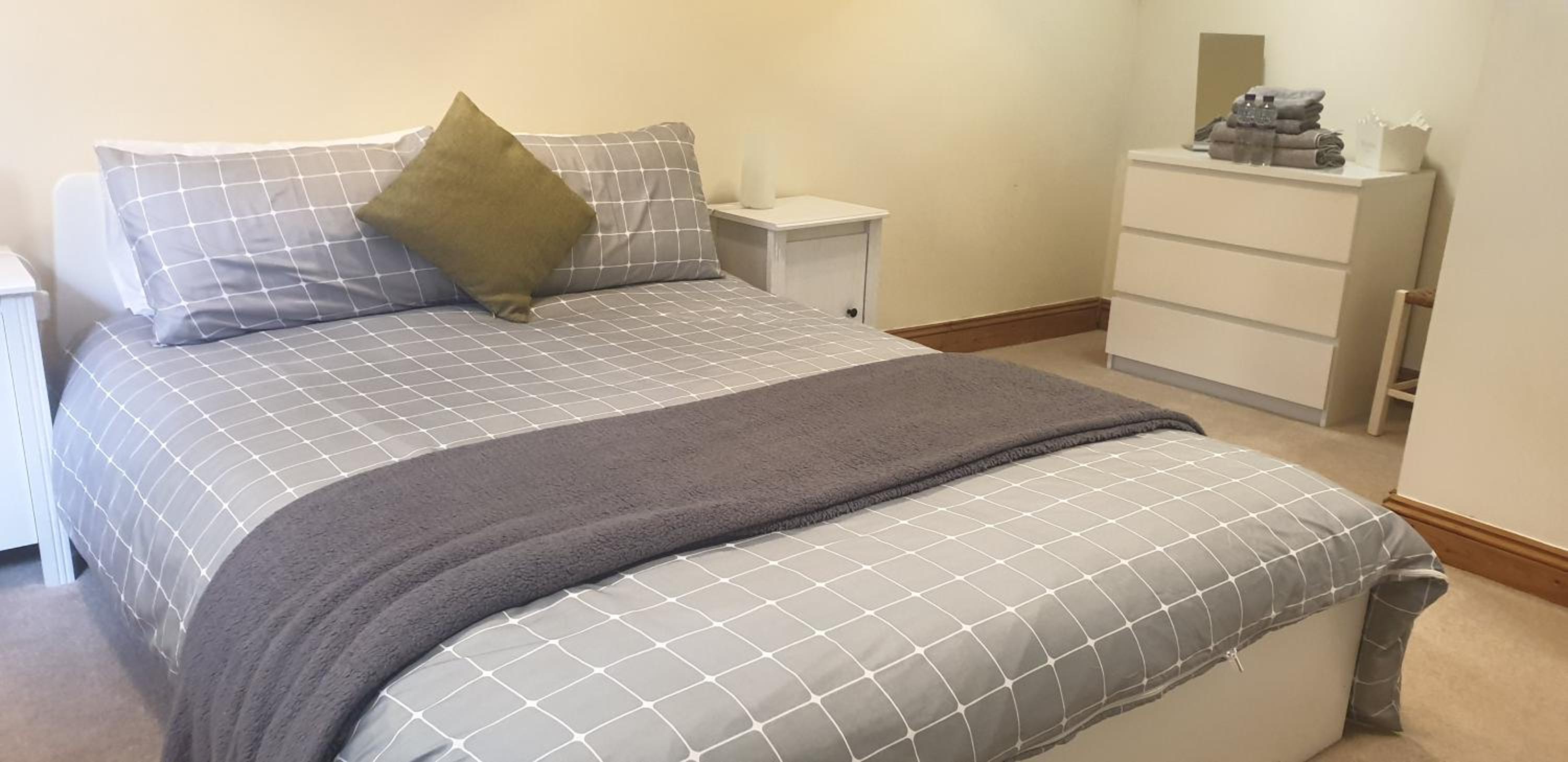 Quiet, countryside - Abergavenny, up to 4 guests, 2 bedrooms view 2