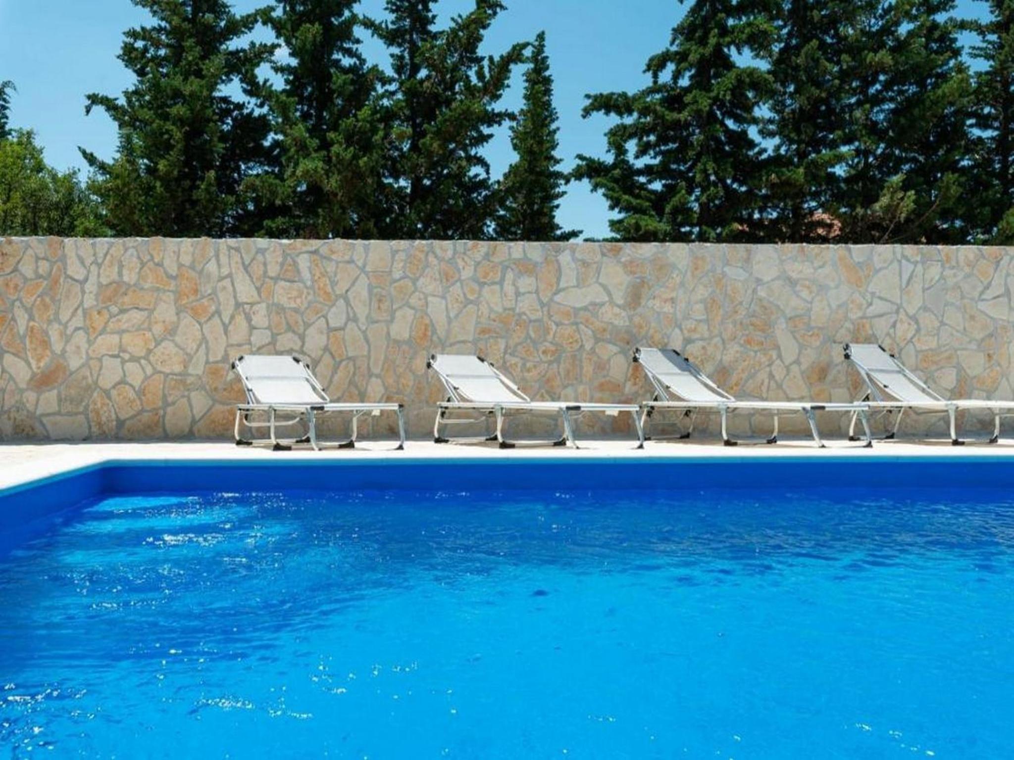Pool apartment Leonardo view 2