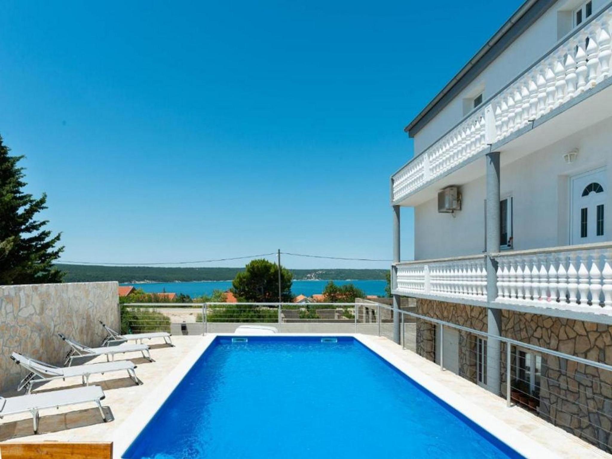 Pool apartment Leonardo view 3
