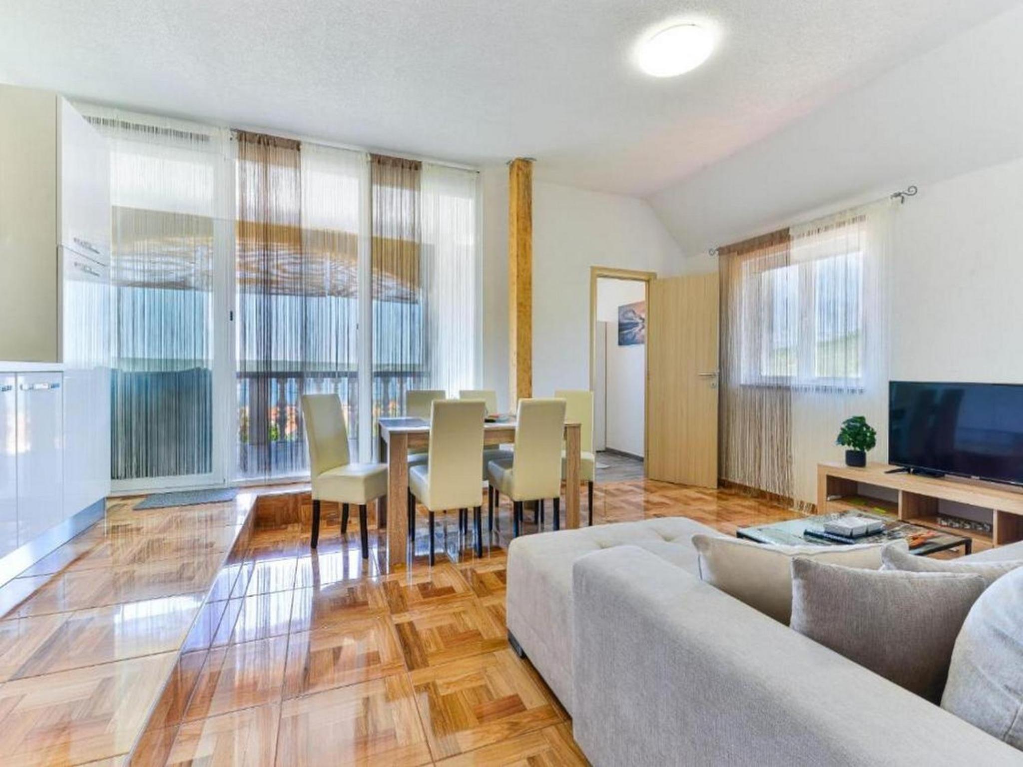 Pool apartment Leonardo view 4