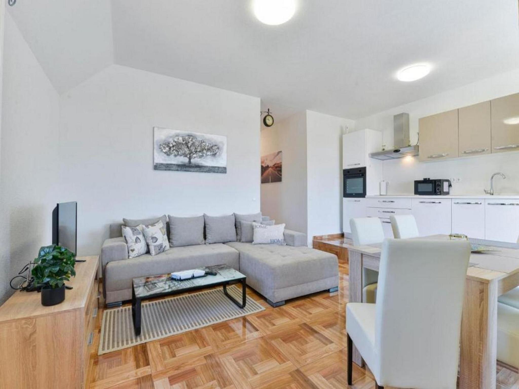 Pool apartment Leonardo view 5